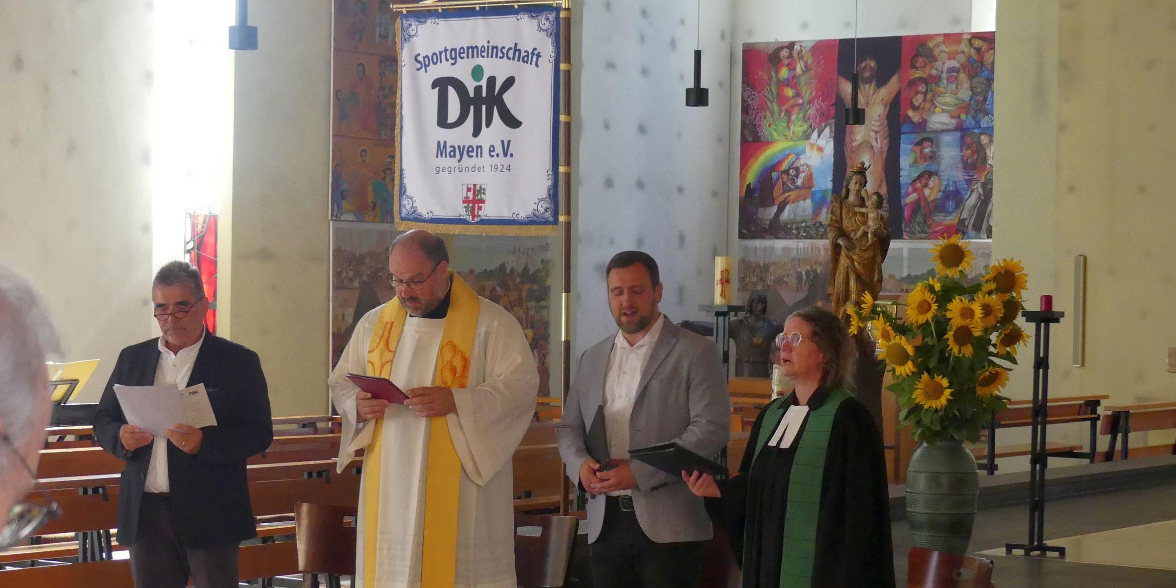 Beim Gottesdienst von links: Manfred Fuchs, Dekan Jörg Schuh, Pastor Andreas Ediger und Pfarrerin Metje Steinau.