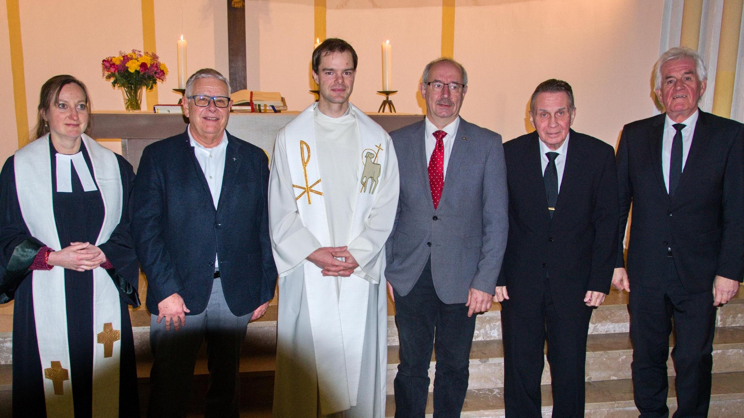 Als Liturgin und Liturgen gestalteten den Gottesdienst (Foto von links nach rechts): Pfarrerin Juliane Opiolla, Synodalassessorin des Evangelischen Kirchenkreises Saar-West; Wolfgang Schmidt, Evangelischer Kirchenkreis Saar-West und Vorstand der ACK Saar; Pfarrer Johannes Achenbach, Selbständige Evangelisch-Lutherischen Immanuelgemeinde; Pastor Joachim Hipfel, Freie evangelische Gemeinde FeG und Vorstand ACK Saar; Achim Eisel und Peter Guckenbiehl, Neuapostolische Kirche Saar-Pfalz