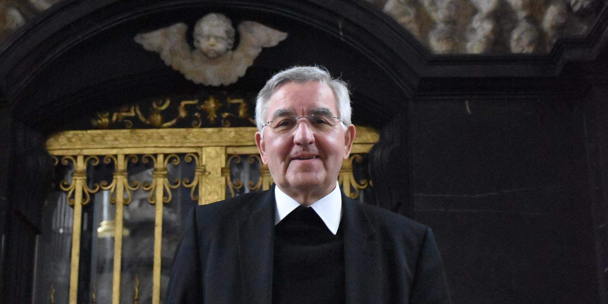 Der emeritierte Weihbischof Franz Josef Gebert an seiner Lieblingsstelle im Trierer Dom