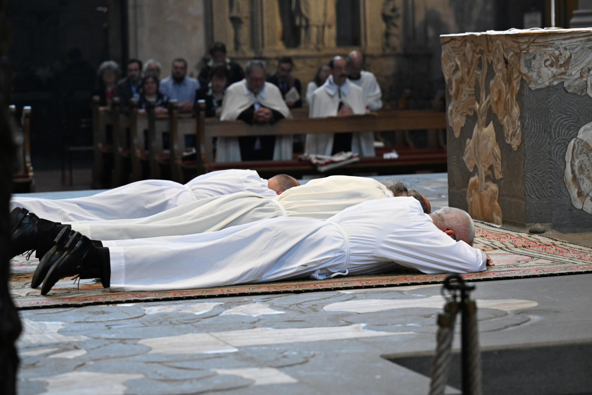 Die Kandidaten liegen ausgestreckt vor dem Altar