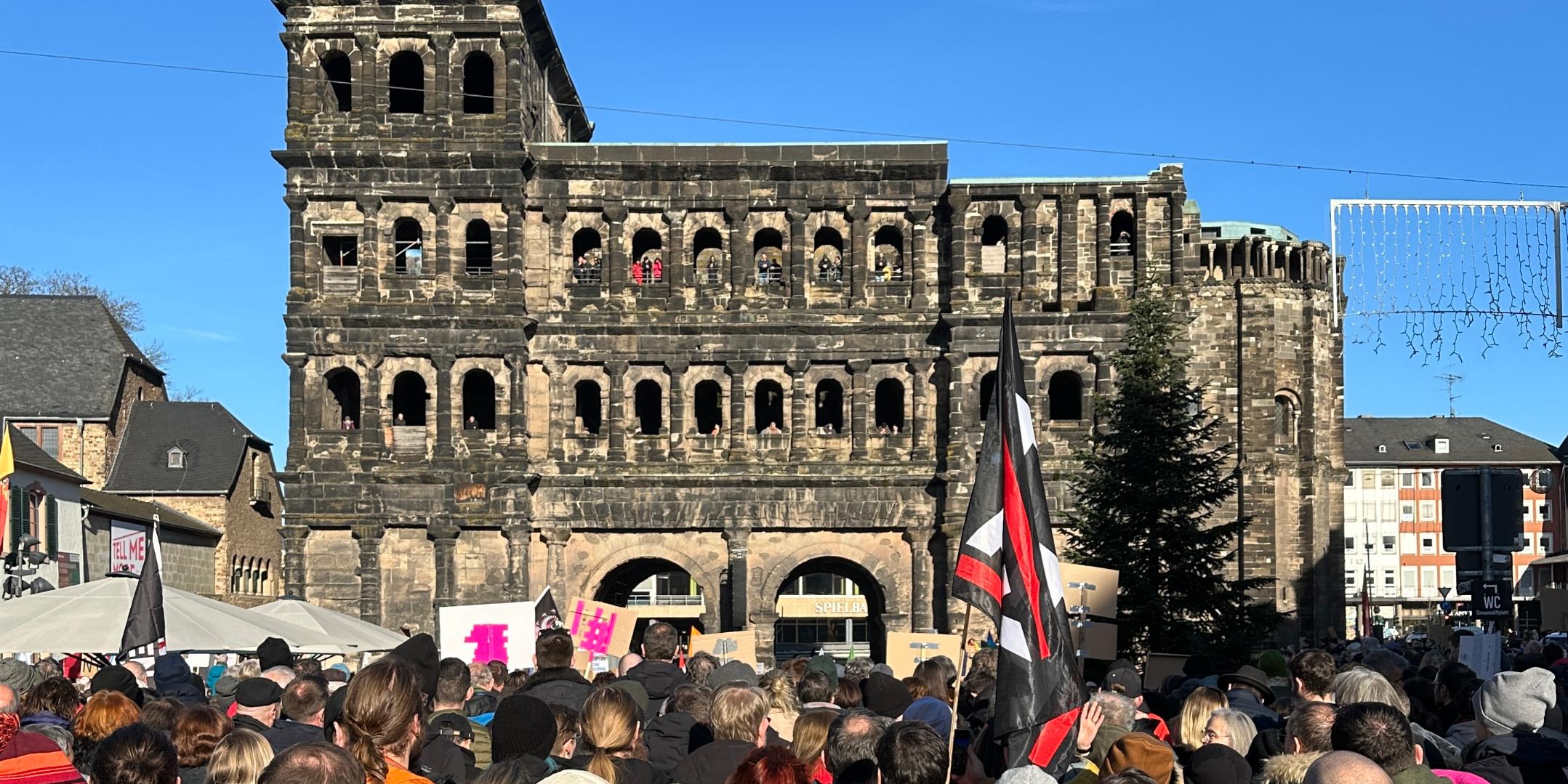 10.000 Menschen haben vor der Porta Nigra gegen Rechtsextremismus demonstriert