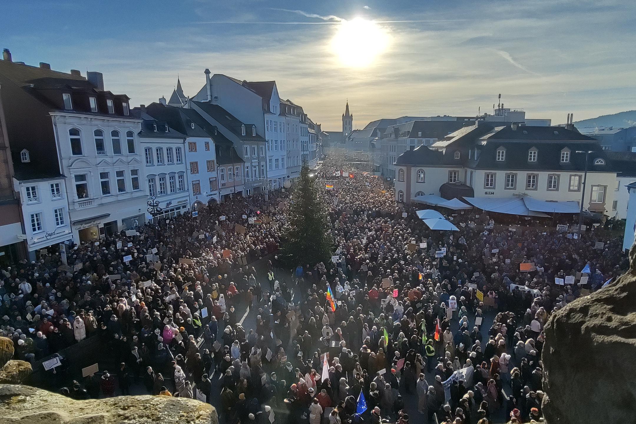 Das Foto zeigt einen Blick von der Porta Nigra auf den Porta-Nigra-Vorplatz und die Simeonstraße während der Kundgebung gegen Rechts am 28. Januar. Platz und Simeonstraße sind komplett voll mit Menschen, manche halten Fahnen oder Schilder.