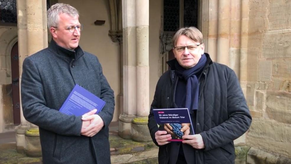 Ein Jubiläumsband bietet Einblicke in die Berufsgruppe der Diakone im Bistum Trier. Bericht folgt im 'Paulinus'.  Stefan Stürmer (rechts) und Axel Berger berichten davon