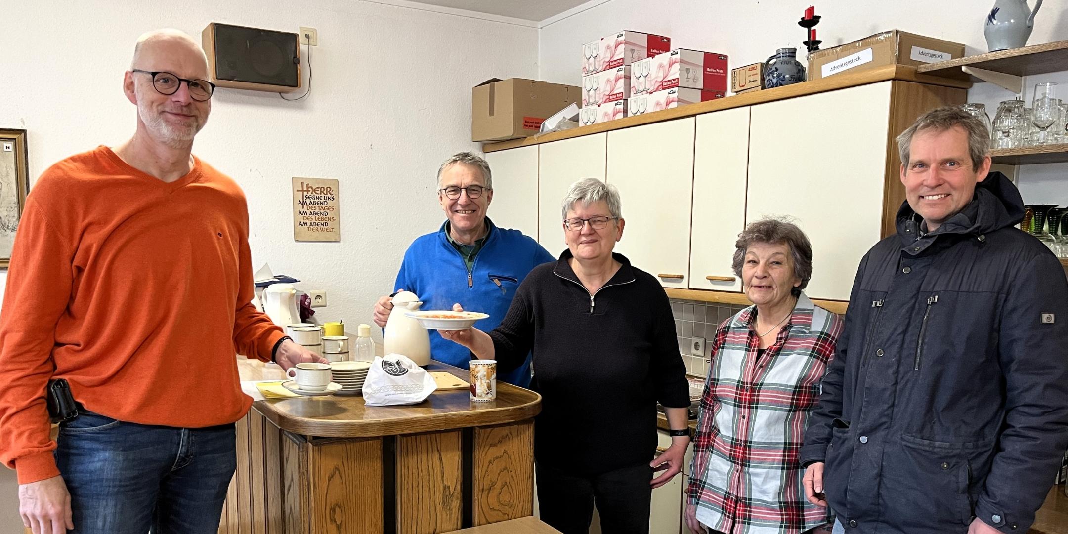 Bei Eat&Chill, einer Aktion der katholischen und evangelischen Kirche in Neuwied, kommen Haupt- und Ehrenamtliche zusammen, um Gästen eine warme Mahlzeit anzubieten.