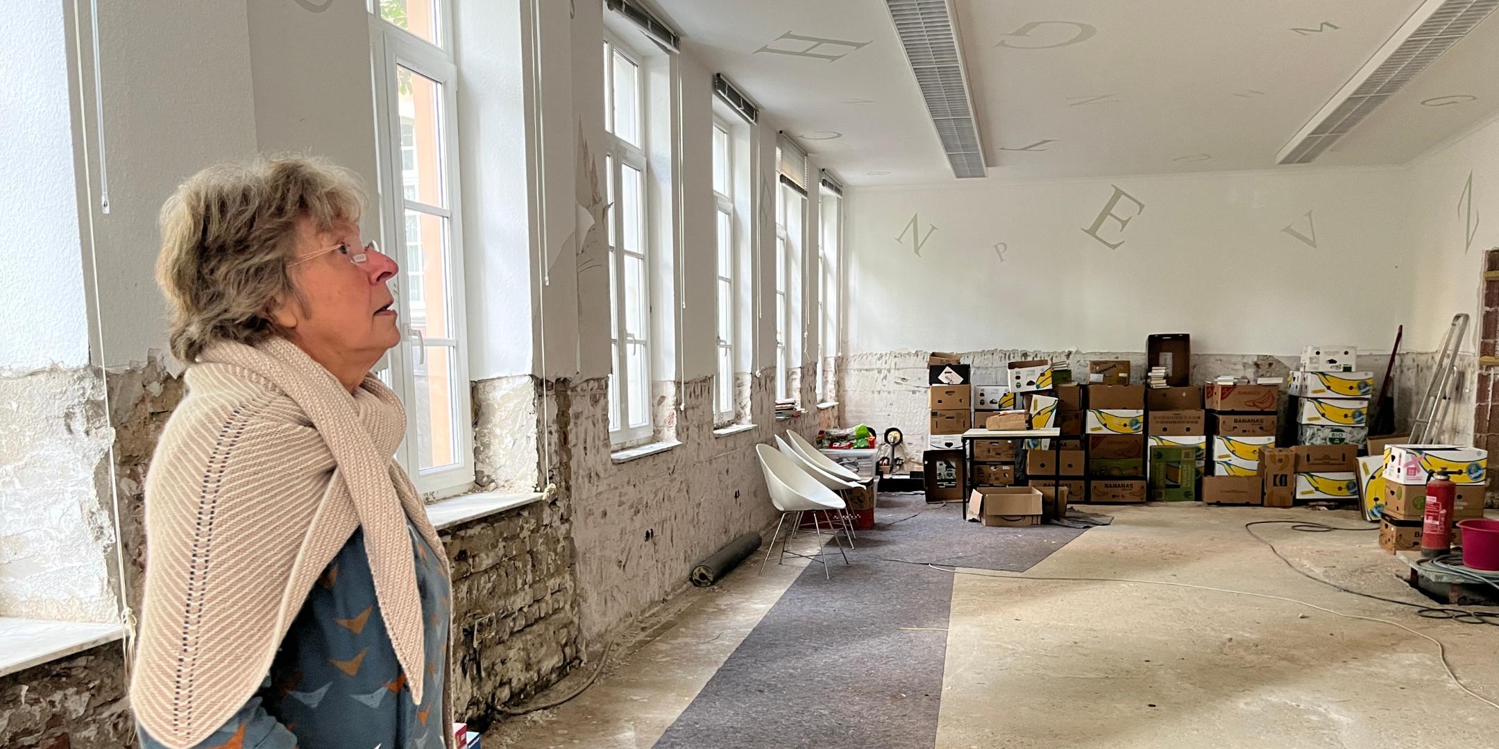 Beate Sebastian, Leiterin der KÖB St. Laurentius Ahrweiler, schaut sich in den ehemaligen Räumen um.