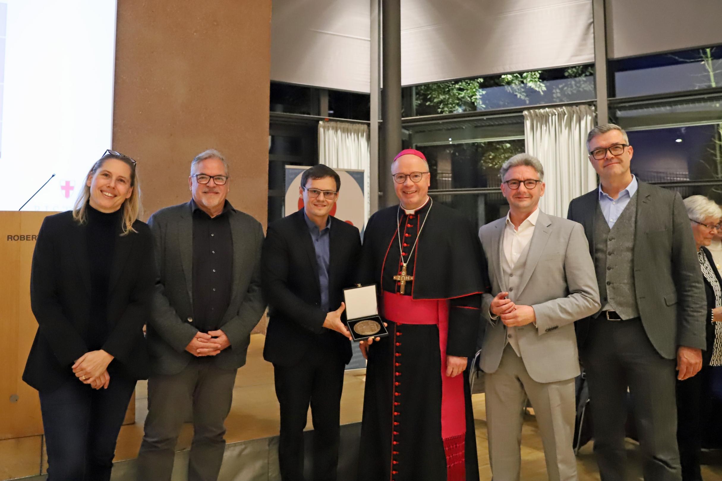 Stellvertretend für Herbert Jochum nahm Laudator Evgenij Mrinski die Medaille für ihn entgegen