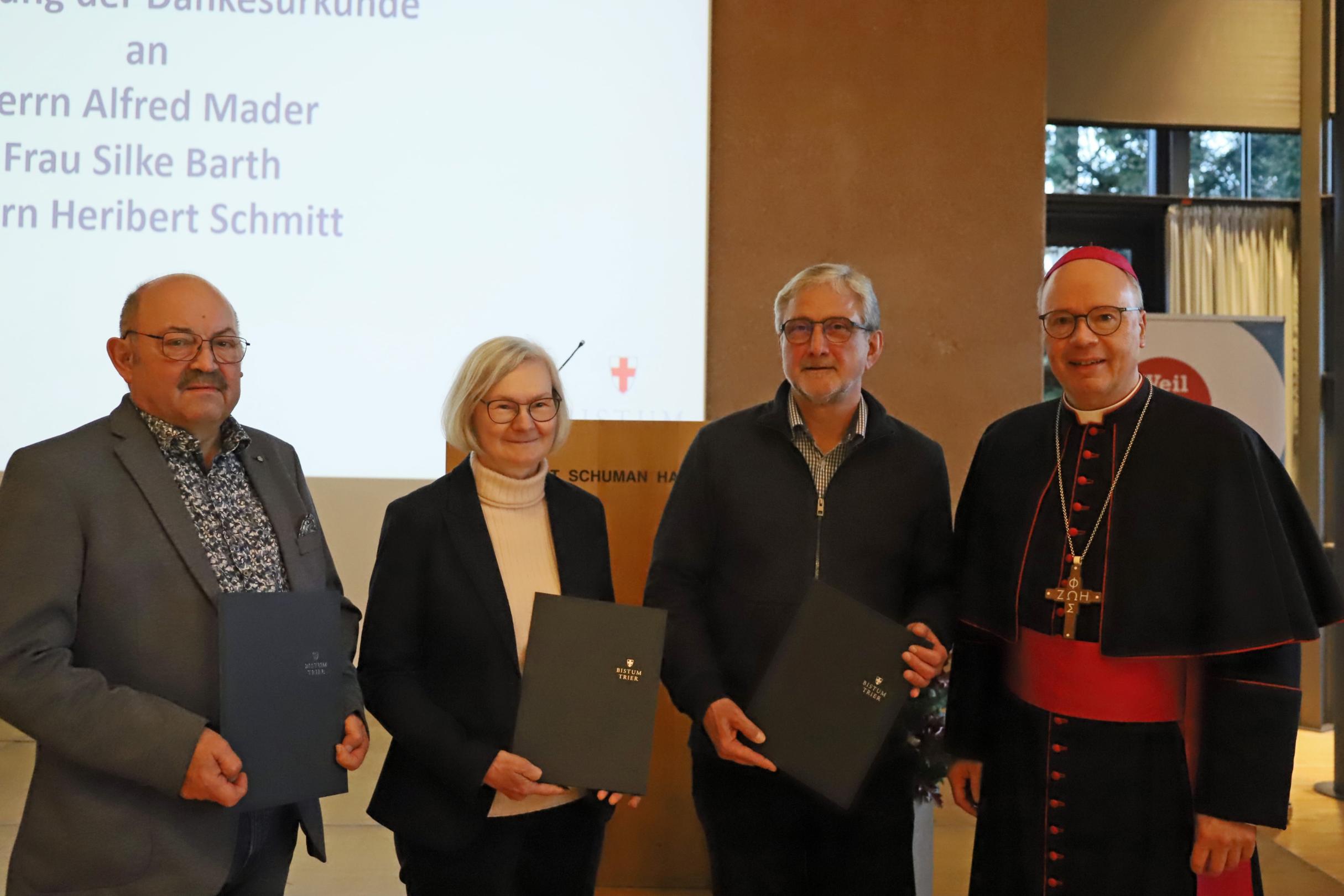 Silke Barth, Alfred Mader und Heribert Schmitt erhielten Dankesurkunden für ihre langjährige umfassende Mitarbeit in den Aufsichtsräten. Hier zusammen mit Bischof Ackermann