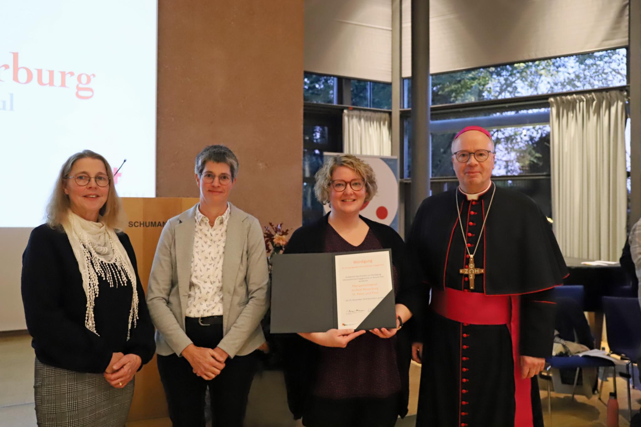 Nicole Klasen, Martina Ludwig und Stefanie Audrit nahmen die Urkunde stellvertretend für alle im Rat engagierten Frauen und Männer entgegen.