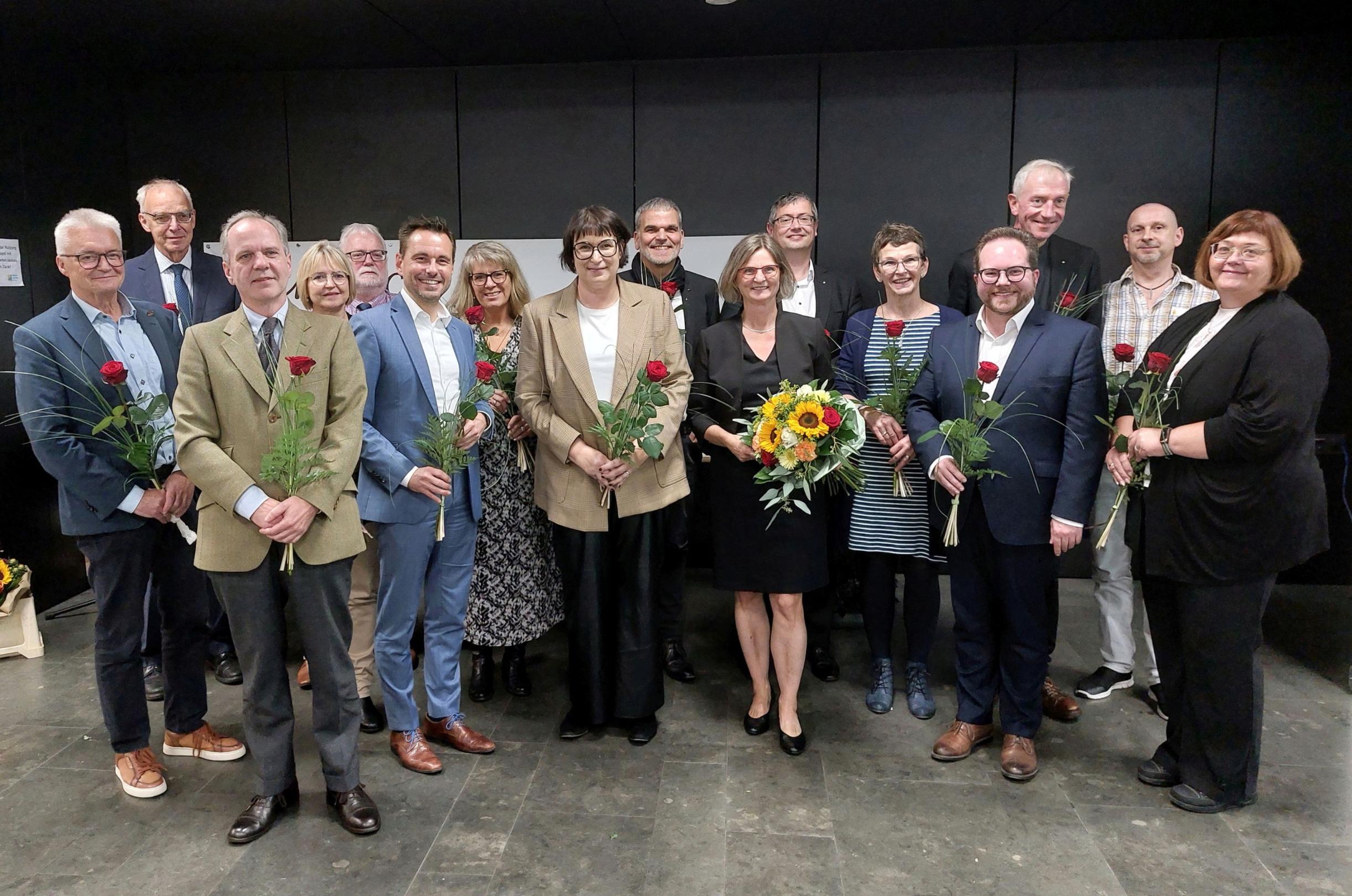 Es regnete rote Caritas-Rosen: Strahlende Gesichter beim Gruppenfoto mit Caritasdirektorin Victoria Müller-Ensel.