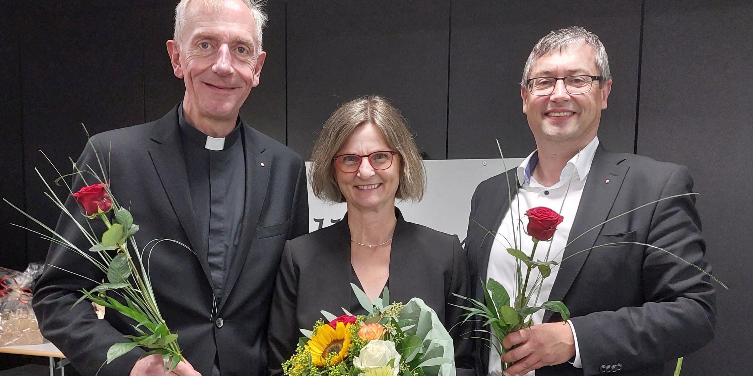 Wertschätzende Worte zur Amtseinführung: Domkapitular Benedikt Welter (links), Caritasdirektorin Victoria Müller-Ensel und Diözesan-Caritasdirektor Christoph Wutz.