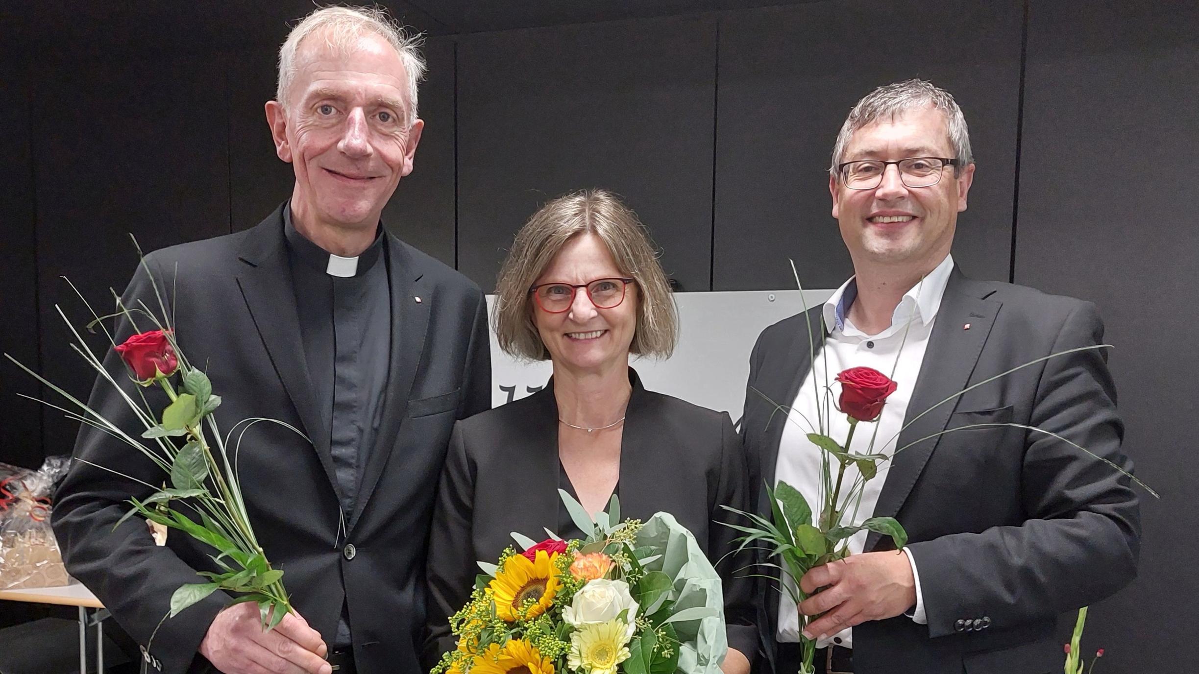 Wertschätzende Worte zur Amtseinführung: Domkapitular Benedikt Welter (links), Caritasdirektorin Victoria Müller-Ensel und Diözesan-Caritasdirektor Christoph Wutz.