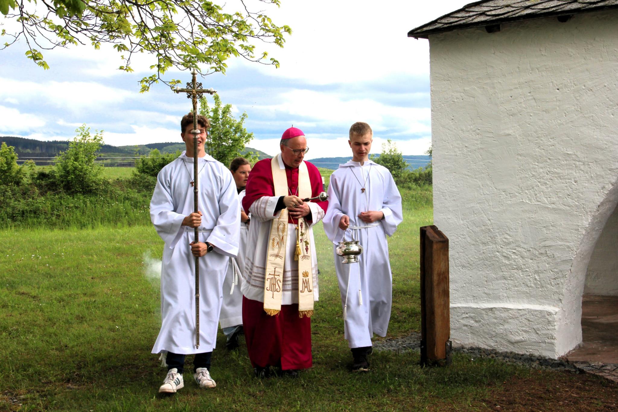 Bischof Ackermann segnet die Kapelle ein