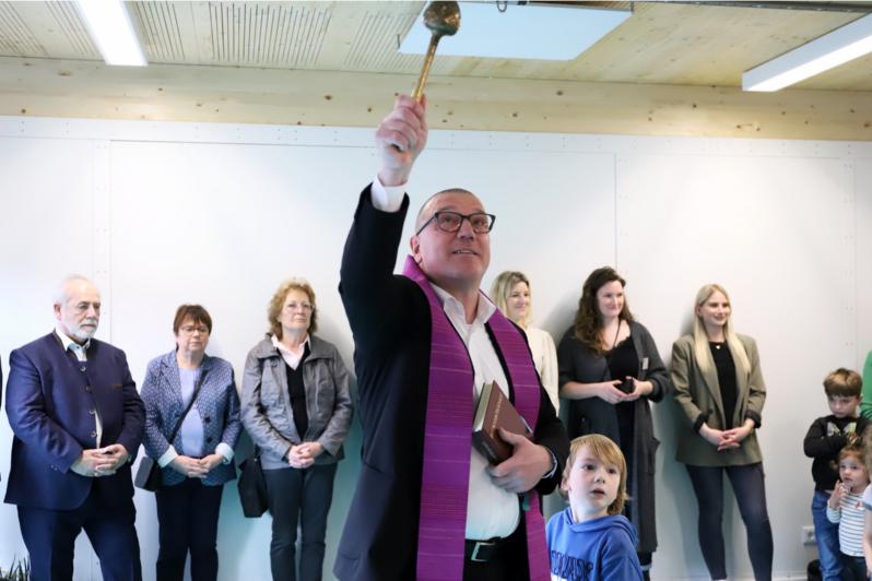 Domvikar und Aufsichtsratsvorsitzender der katholischen Kita gGmbH Matthias Struth segnet die Übergangskita