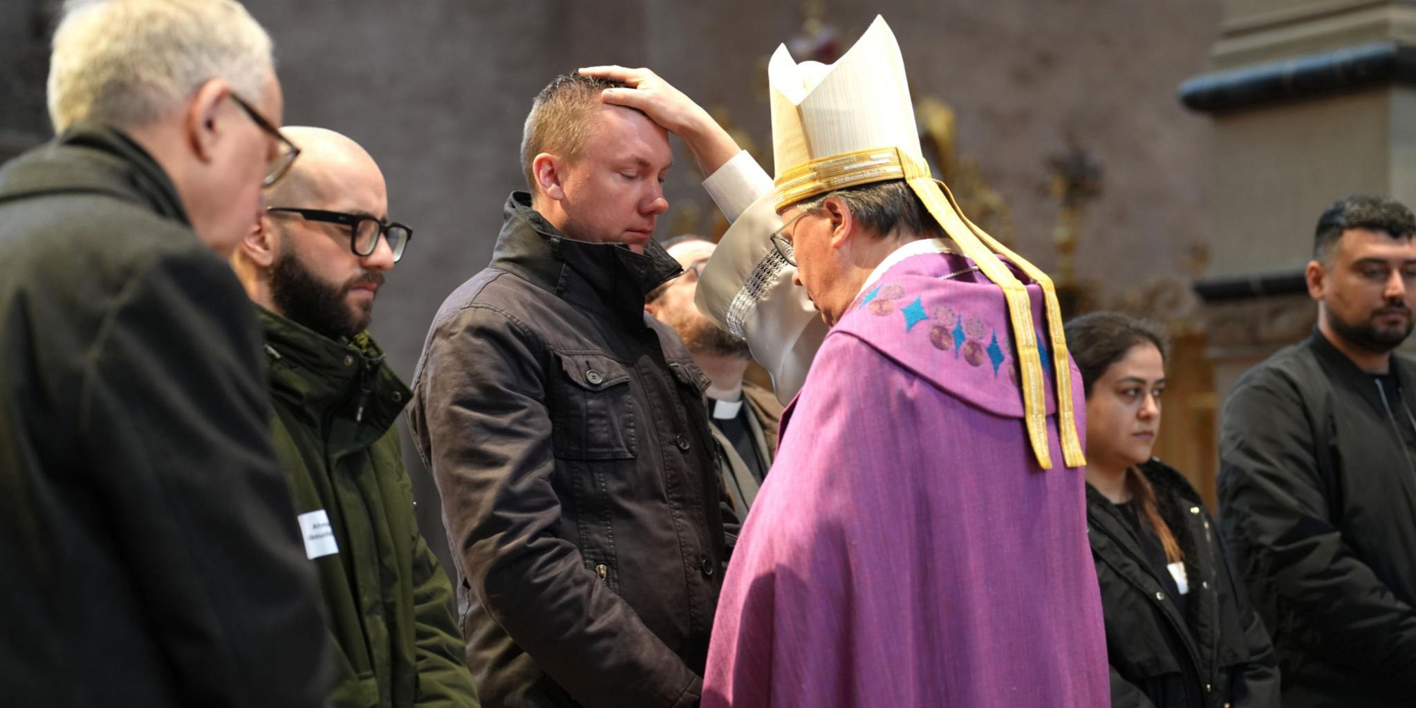 Nach der Zulassung zu den Sakramenten spricht der Bischof ein Segensbebet und legt im Anschluss jeder und jedem die Hand auf als Zeichen des Segens und der Zuwendung.