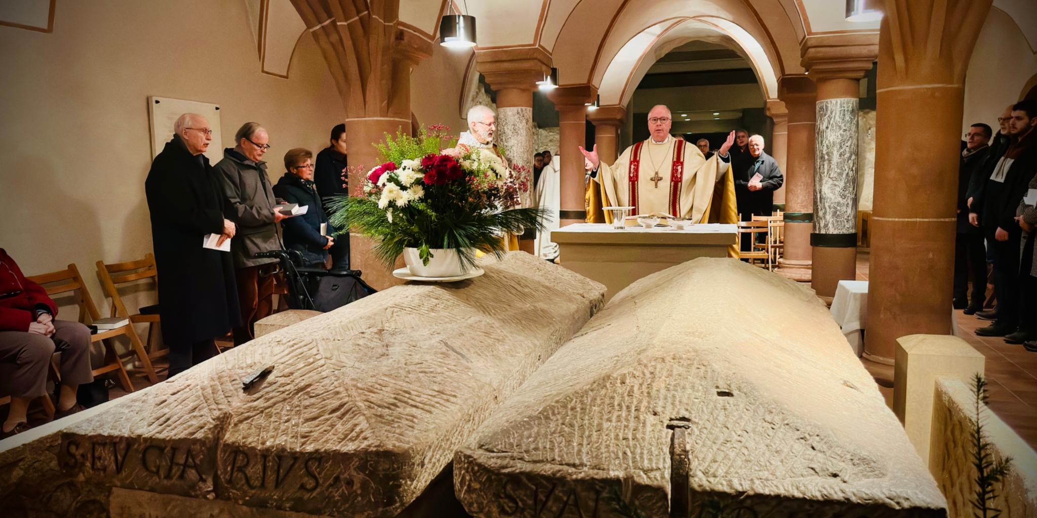 Bischof Stephan Ackermann beim Gebet vor den Gräbern der Bischöfe Eucharius und Valerius, deren Sarkophage sich in der Krypta befinden.