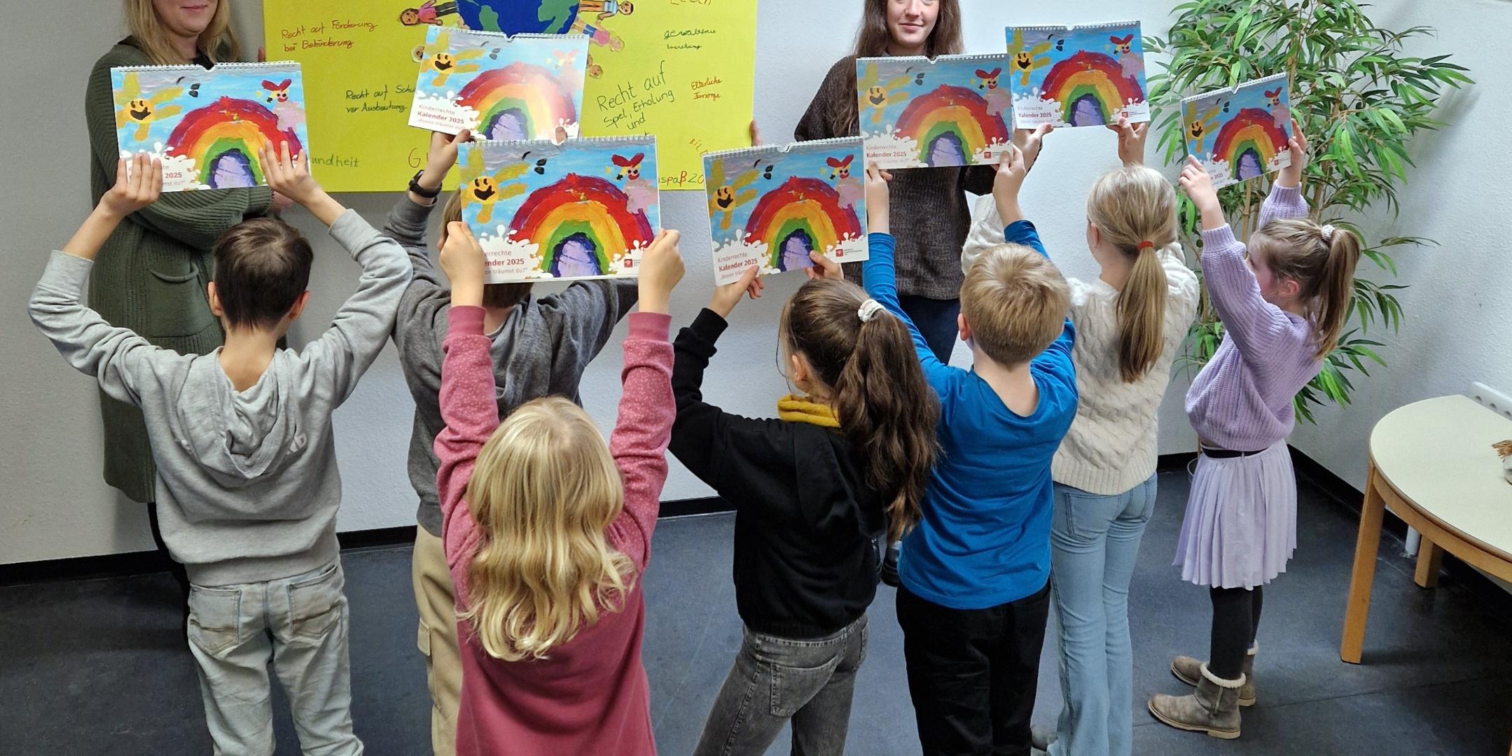 Die Kinder sind stolz auf ihre selbstgestalteten Kalender