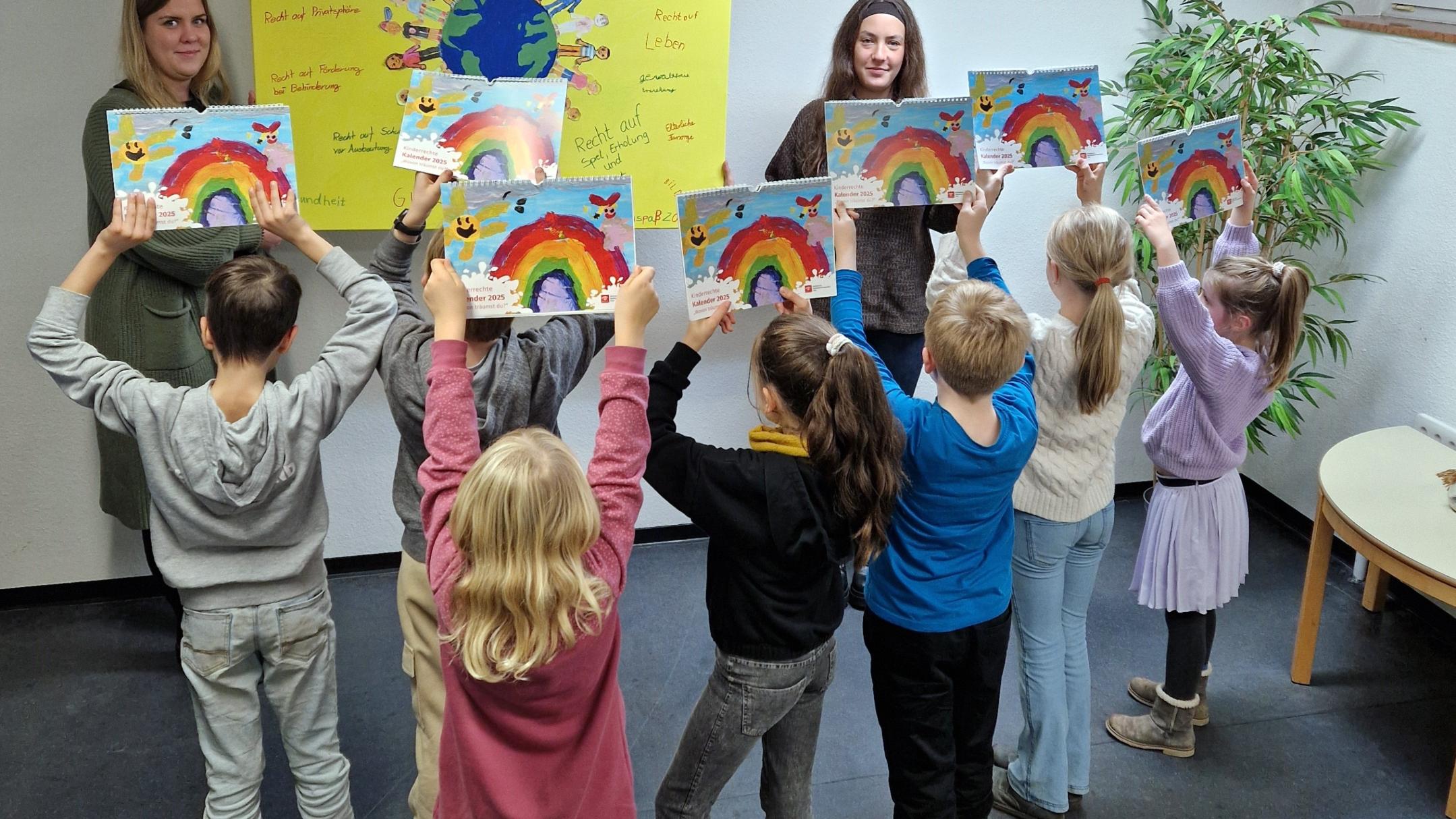 Die Kinder sind stolz auf ihre selbstgestalteten Kalender. Auf dem Foto zu sehen die Pädagogik-Studentinnen, die bei dem Kalenderprojekt mitgearbeitet haben: Lena Schulz (links) und Anika Görgen (rechts)