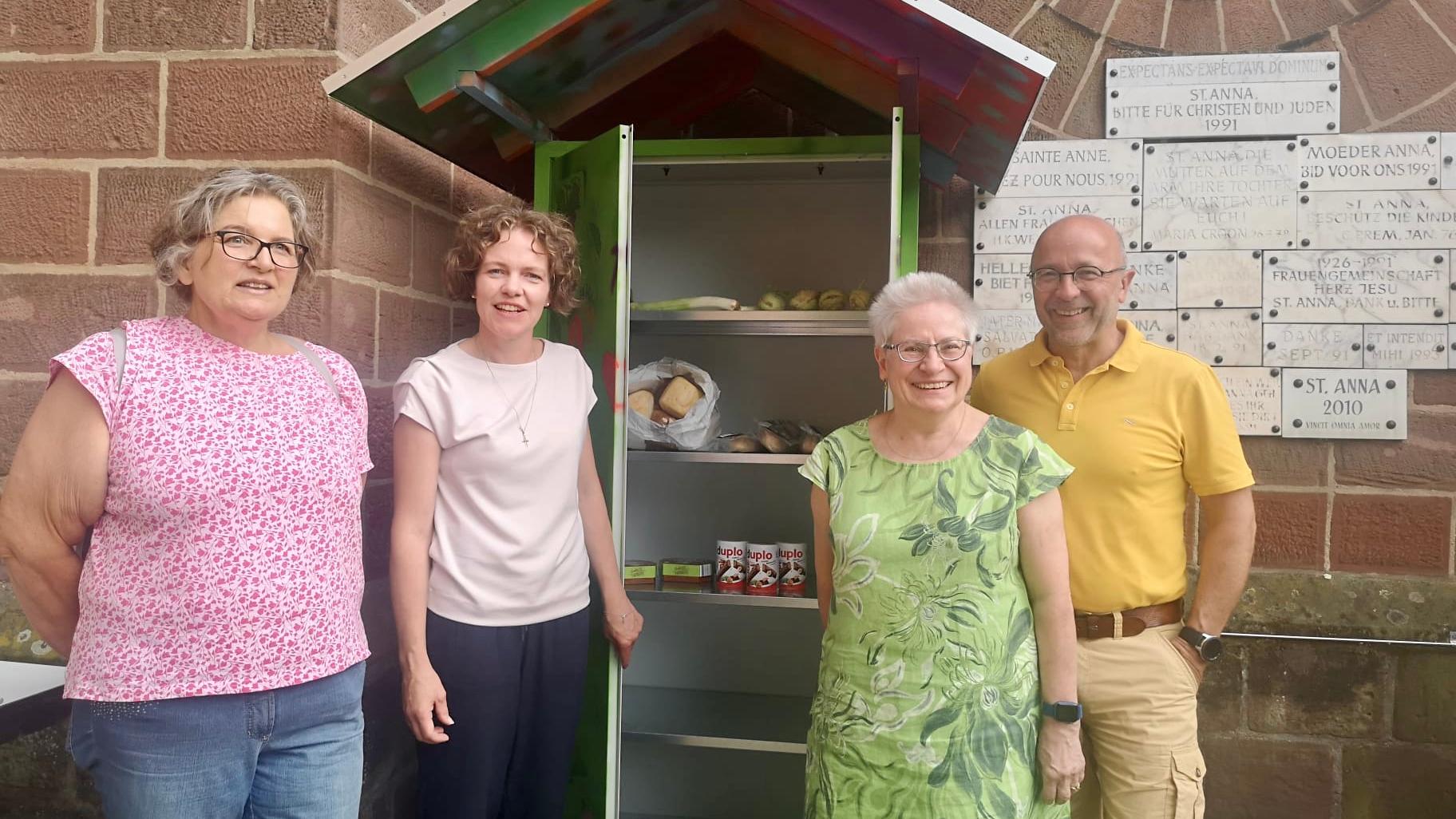 vlnr. Foodsaverin Petra Nievelstein, Pastoralreferentin Katja Bruch, Petra Weiland und Matthias Werner (beide 'sredna) freuen sich über den neuen Fairteiler im Trierer Süden