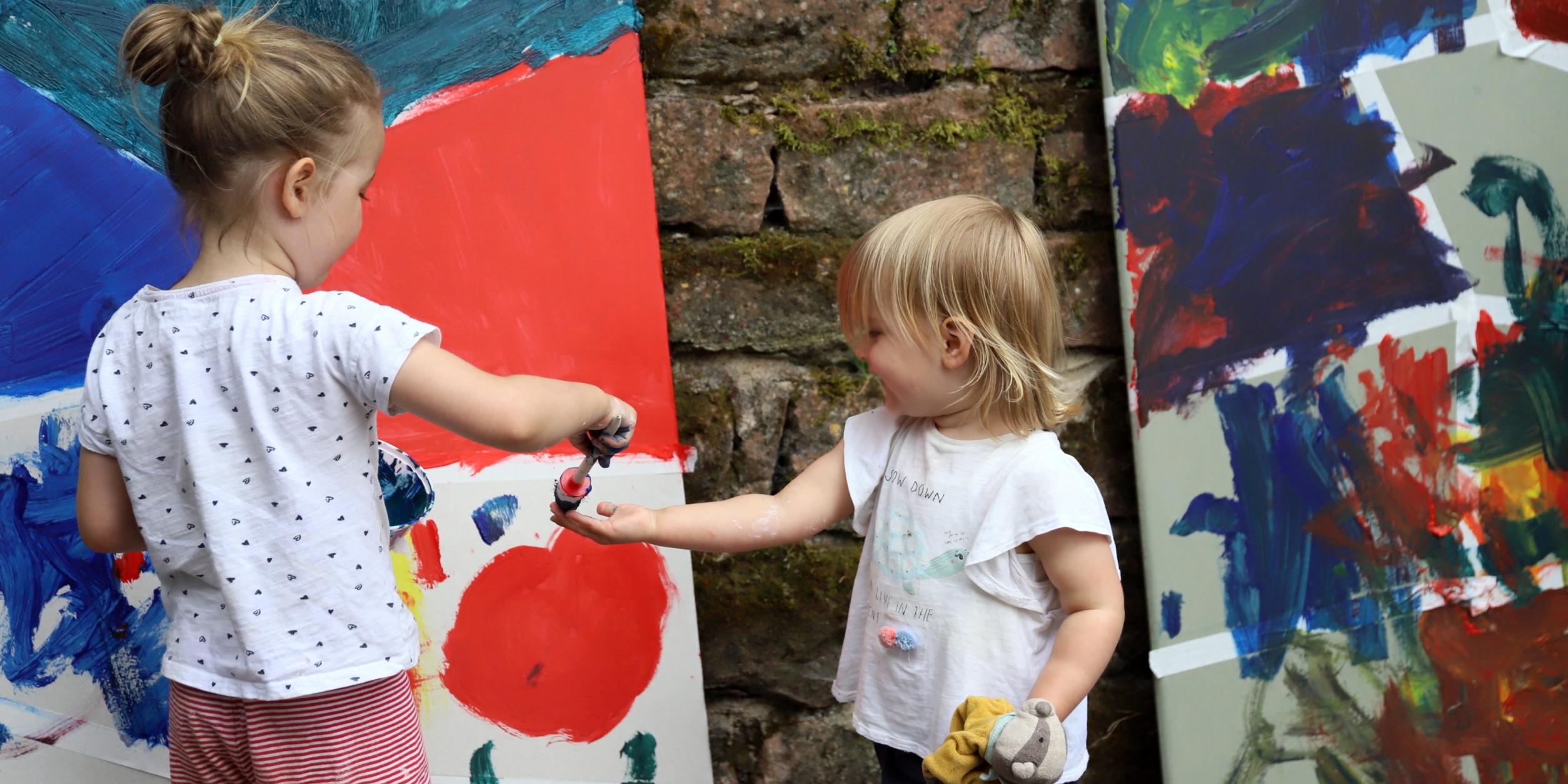 Bei der Familien-Rallye der Remise probieren sich die Kinder als Malerinnen