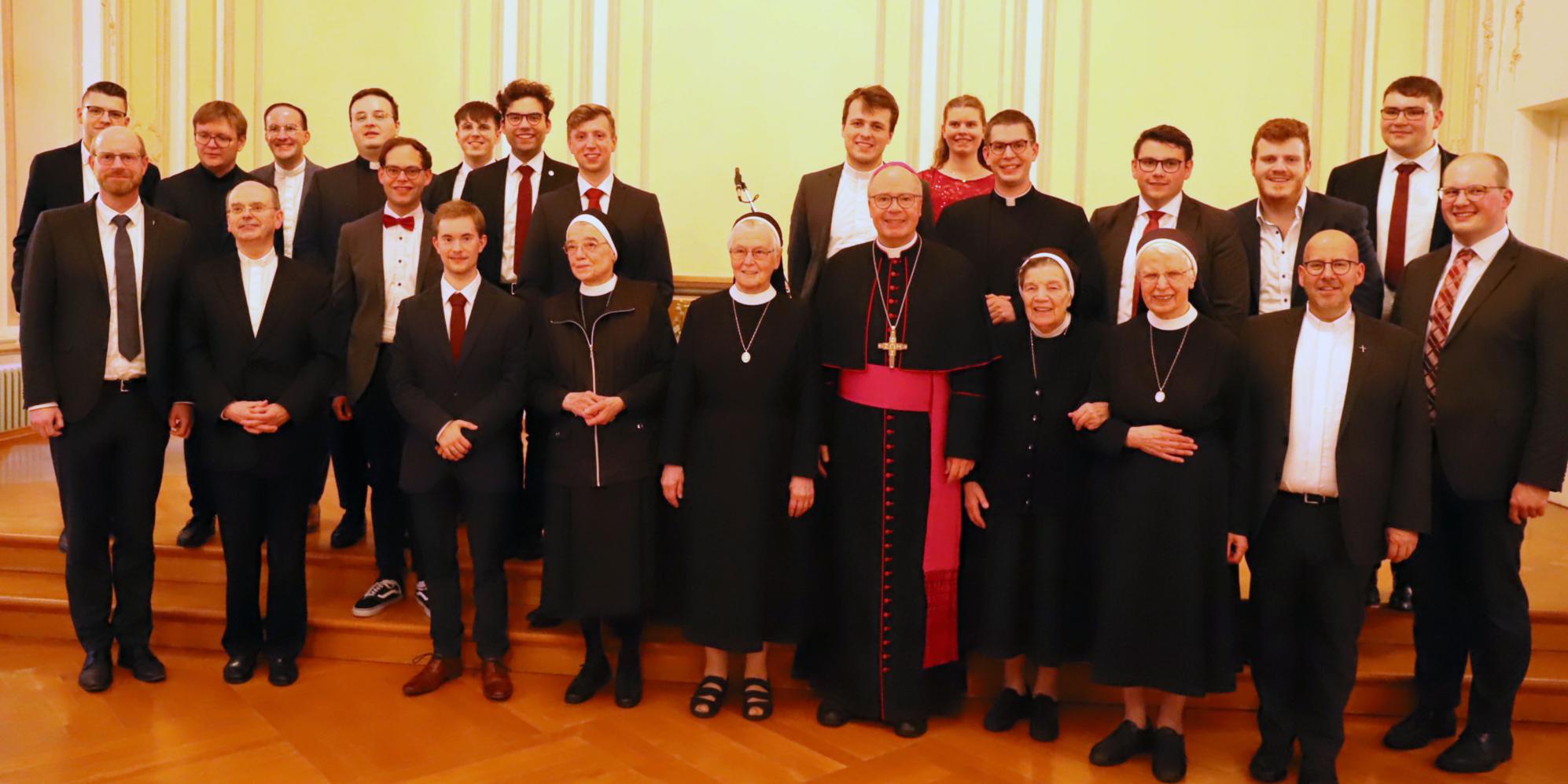 Bischof Ackermann verabschiedete Regens Laufer-Schmitt und die Schwesterngemeinschaft (vordere Reihe von rechts) im Beisein der Seminargemeinschaft und vieler weiterer Gäste