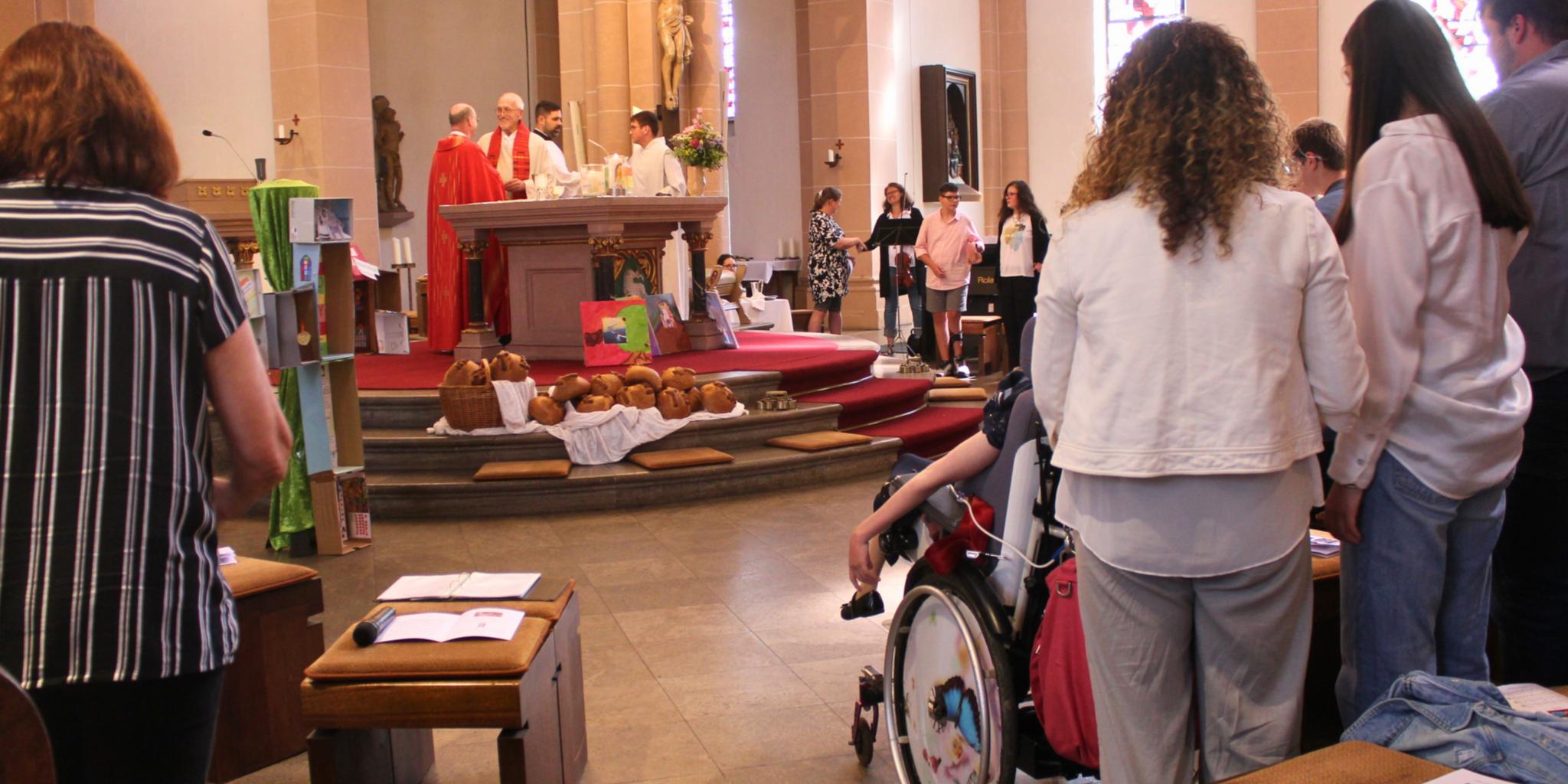 Mit vielen Angehörigen feierten die Schülerinnen und Schüler der Christiane-Herzog-Schule den Empfang des Firmsakraments mit dem Trierer Weihbischof Robert Brahm in der Pfarrkirche St. Martin in Neuwied-Engers.