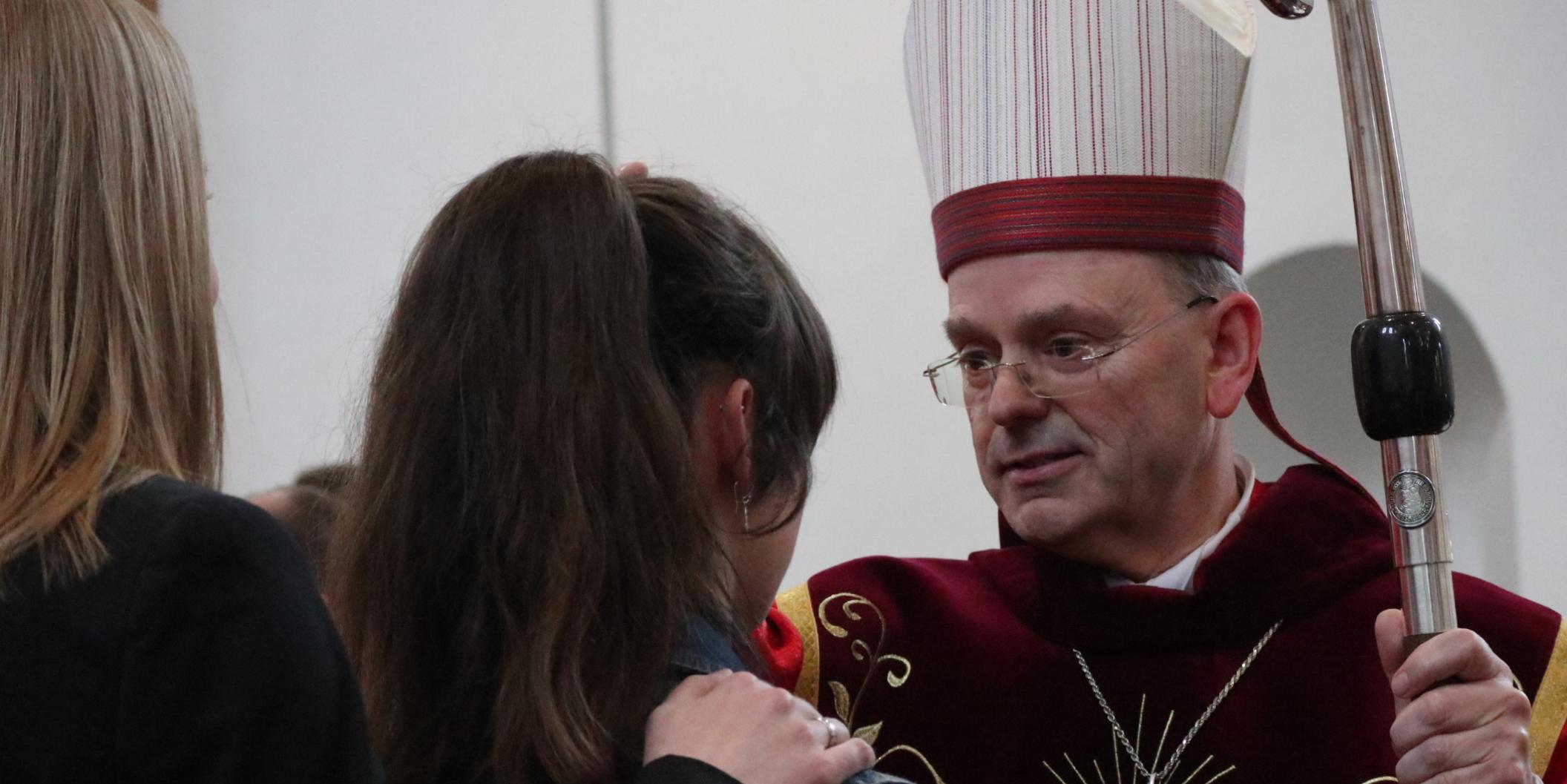 In vier Gottesdiensten spendet Weihbischof Brahm das Sakrament der Firmung