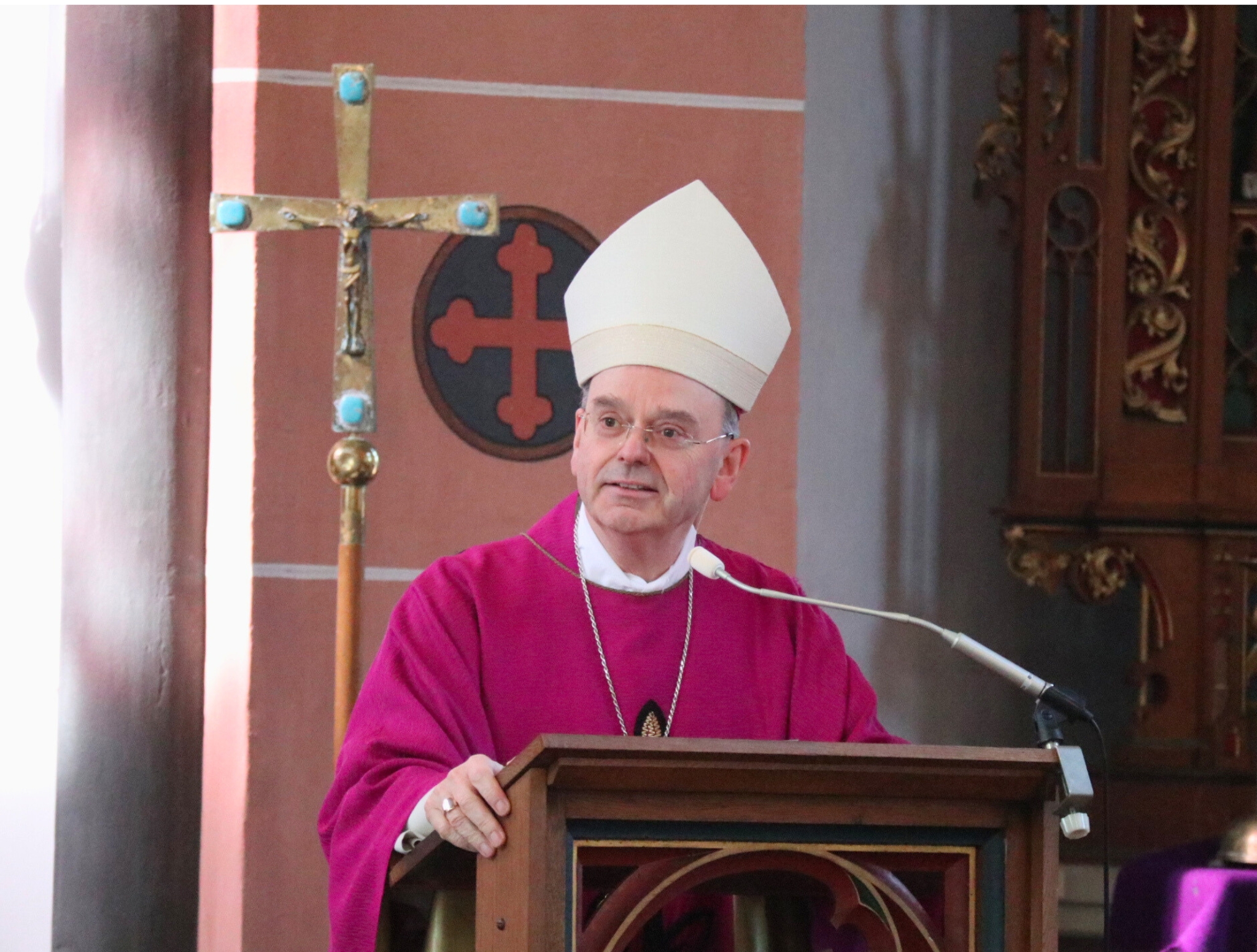 Weihbischof Brahm bei seiner Predigt in der Kirche Kreuzauffindung in Kastellaun.