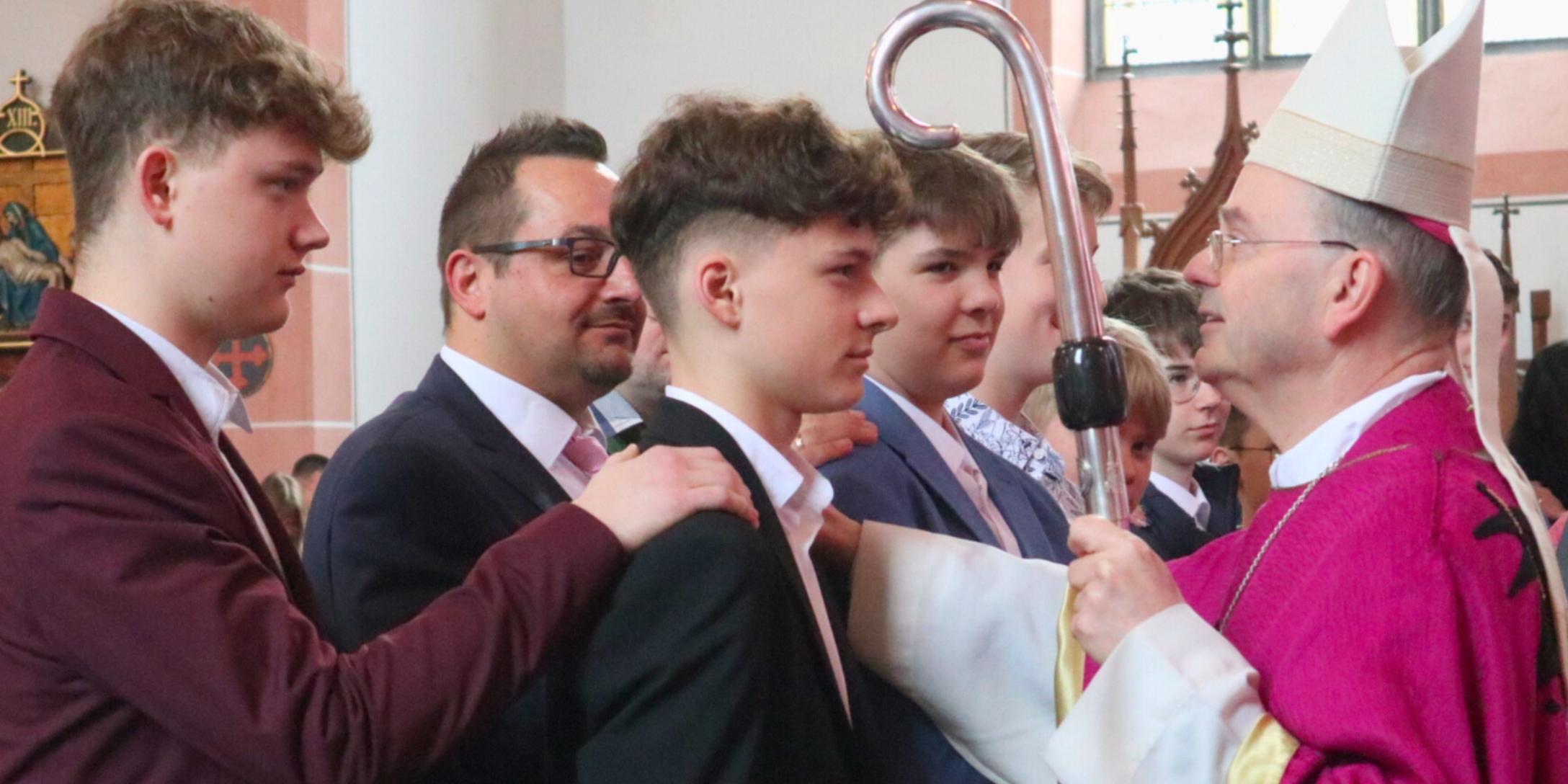 39 junge Menschen empfingen in Kastellaun das Sakrament der Firmung durch Weihbischof Robert Brahm.