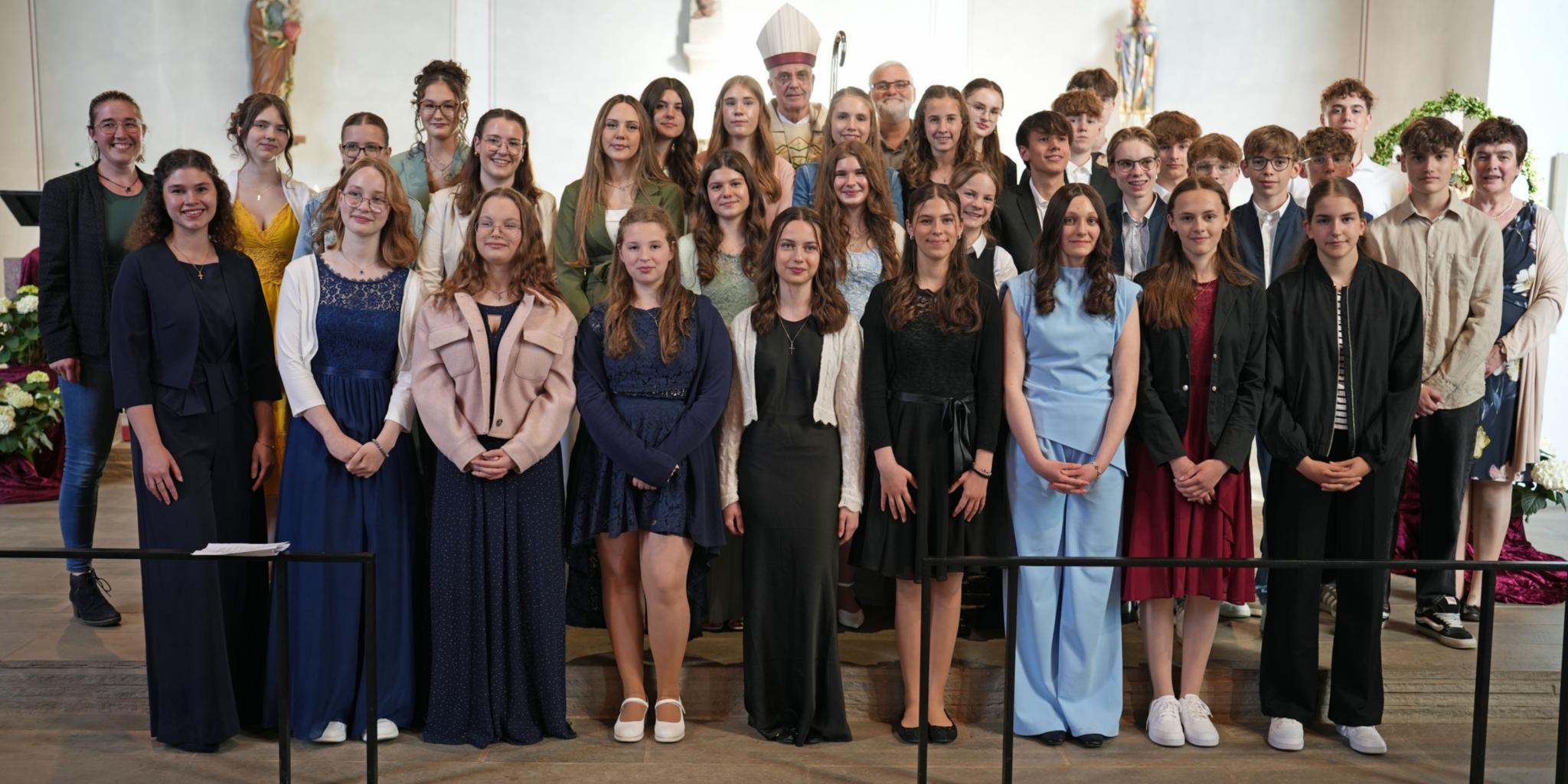 Die Neugefirmten mit Weihbischof Peters (hinten, Mitte), den Katechetinnen und Katecheten und einigen Mitgliedern des Pastoralteams der Pfarrei