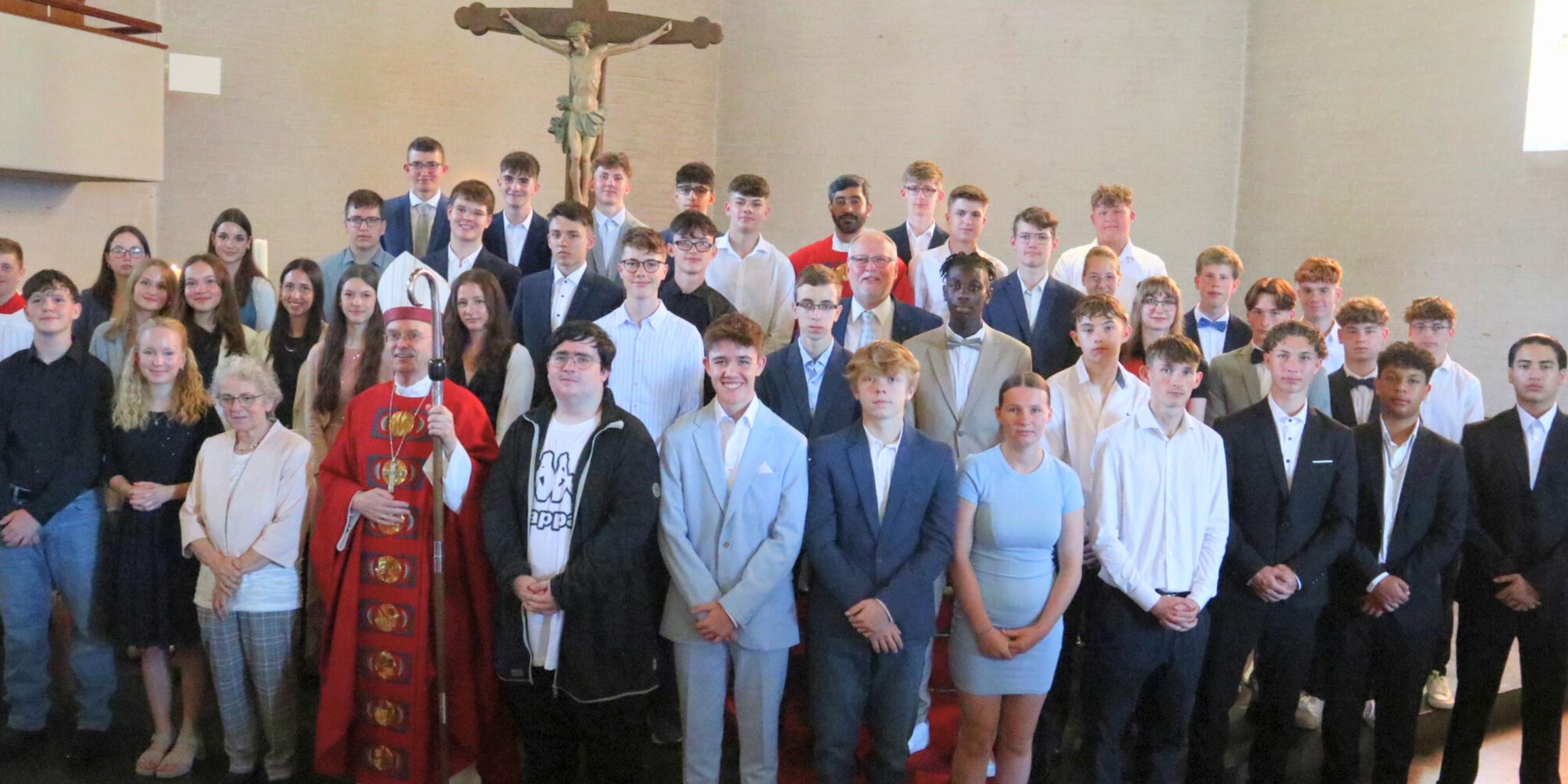 Nach der Firmung kamen die Jugendlichen nochmal zu einem Gruppenfoto mit dem Trierer Weihbischof Robert Brahm in der Niederzissener Kirche zusammen.