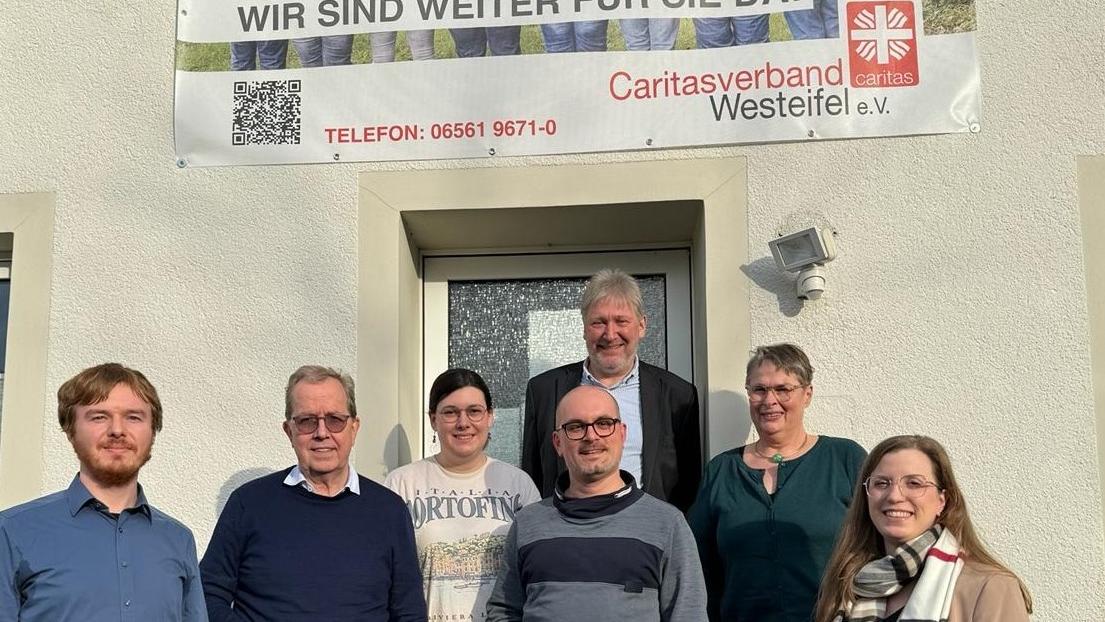Das Team der Fluthilfe des Caritasverbandes Westeifel und Mitarbeiterinnen und Mitarbeiter der Investitions- und Strukturbank (ISB).