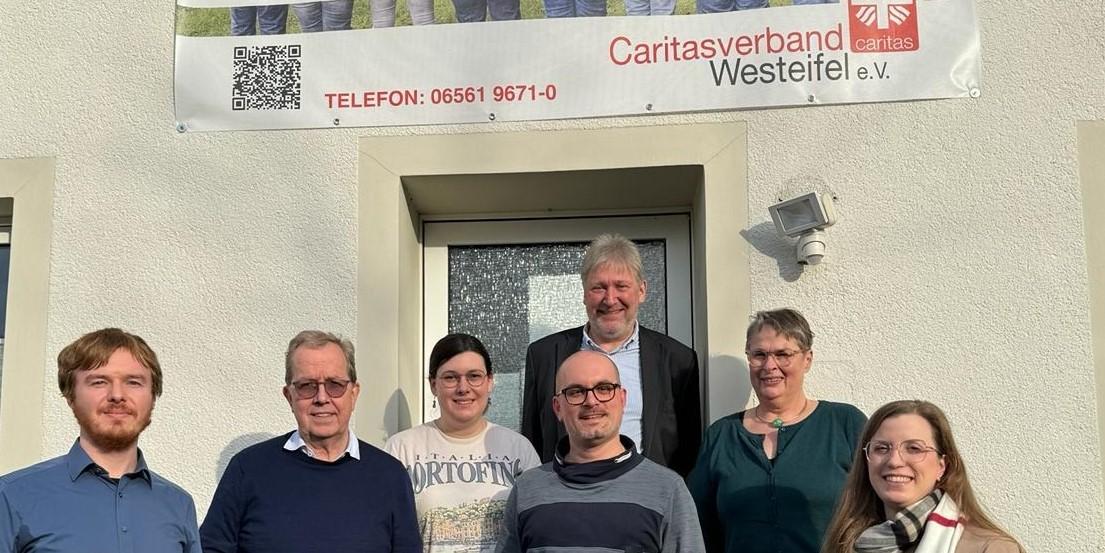 Das Team der Fluthilfe des Caritasverbandes Westeifel und Mitarbeiterinnen und Mitarbeiter der Investitions- und Strukturbank (ISB).