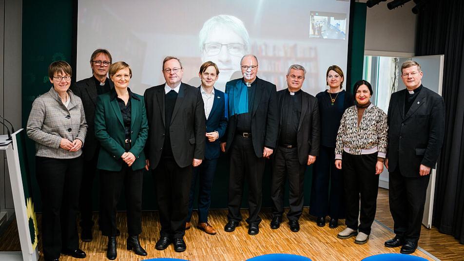 Spitzengespräch mit BÜNDNIS 90/DIE GRÜNEN (v.l.n.r.): Dr. Beate Gilles (Generalsekretärin der Deutschen Bischofskonferenz), Prälat Dr. Karl Jüsten (Leiter des Katholischen Büros Berlin), Dr. Franziska Brantner (Bundesvorsitzende BÜNDNIS 90/DIE GRÜNEN), Bischof Dr. Georg Bätzing (Vorsitzender der Deutschen Bischofskonferenz), Heiko Knopf (stellvertretender Bundesvorsitzender BÜNDNIS 90/DIE GRÜNEN), Sven Giegold (zugeschaltet, stellvertretender Bundesvorsitzender BÜNDNIS 90/DIE GRÜNEN), Bischof Dr. Stephan Ackermann (Bischof von Trier), Erzbischof Dr. Udo Markus Bentz (Erzbischof von Paderborn), Uta Losem (Stellvertreterin des Leiters des Katholischen Büros Berlin), Pegah Edalatian (Politische Bundesgeschäftsführerin BÜNDNIS 90/DIE GRÜNEN) und Erzbischof Stephan Burger (Erzbischof von Freiburg).