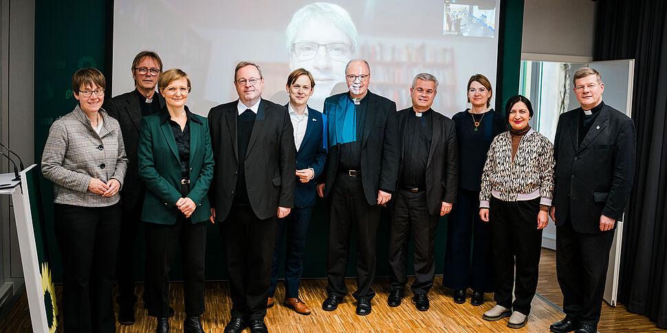 Spitzengespräch mit BÜNDNIS 90/DIE GRÜNEN (v.l.n.r.): Dr. Beate Gilles (Generalsekretärin der Deutschen Bischofskonferenz), Prälat Dr. Karl Jüsten (Leiter des Katholischen Büros Berlin), Dr. Franziska Brantner (Bundesvorsitzende BÜNDNIS 90/DIE GRÜNEN), Bischof Dr. Georg Bätzing (Vorsitzender der Deutschen Bischofskonferenz), Heiko Knopf (stellvertretender Bundesvorsitzender BÜNDNIS 90/DIE GRÜNEN), Sven Giegold (zugeschaltet, stellvertretender Bundesvorsitzender BÜNDNIS 90/DIE GRÜNEN), Bischof Dr. Stephan Ackermann (Bischof von Trier), Erzbischof Dr. Udo Markus Bentz (Erzbischof von Paderborn), Uta Losem (Stellvertreterin des Leiters des Katholischen Büros Berlin), Pegah Edalatian (Politische Bundesgeschäftsführerin BÜNDNIS 90/DIE GRÜNEN) und Erzbischof Stephan Burger (Erzbischof von Freiburg).