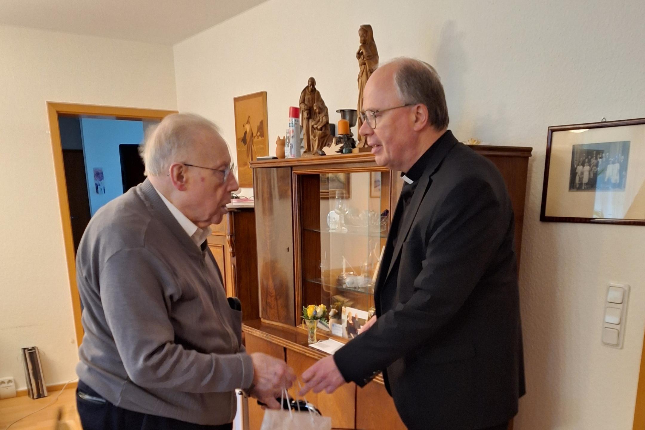 Bischof Dr. Stephan Ackermann spricht dem ältesten und auch dienstältesten Trierer Bistumspriester Richard Koch die Glückwünsche der Diözese aus.