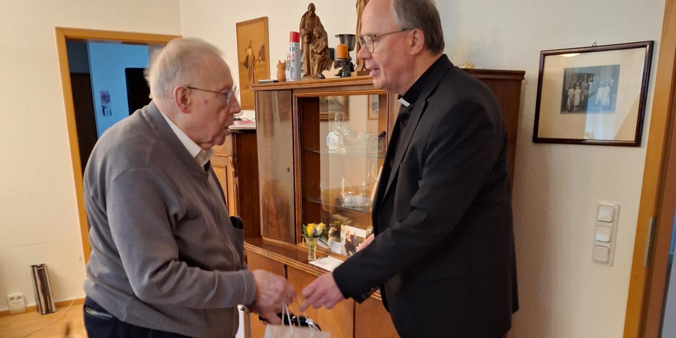 Bischof Dr. Stephan Ackermann spricht dem ältesten und auch dienstältesten Trierer Bistumspriester Richard Koch die Glückwünsche der Diözese aus.