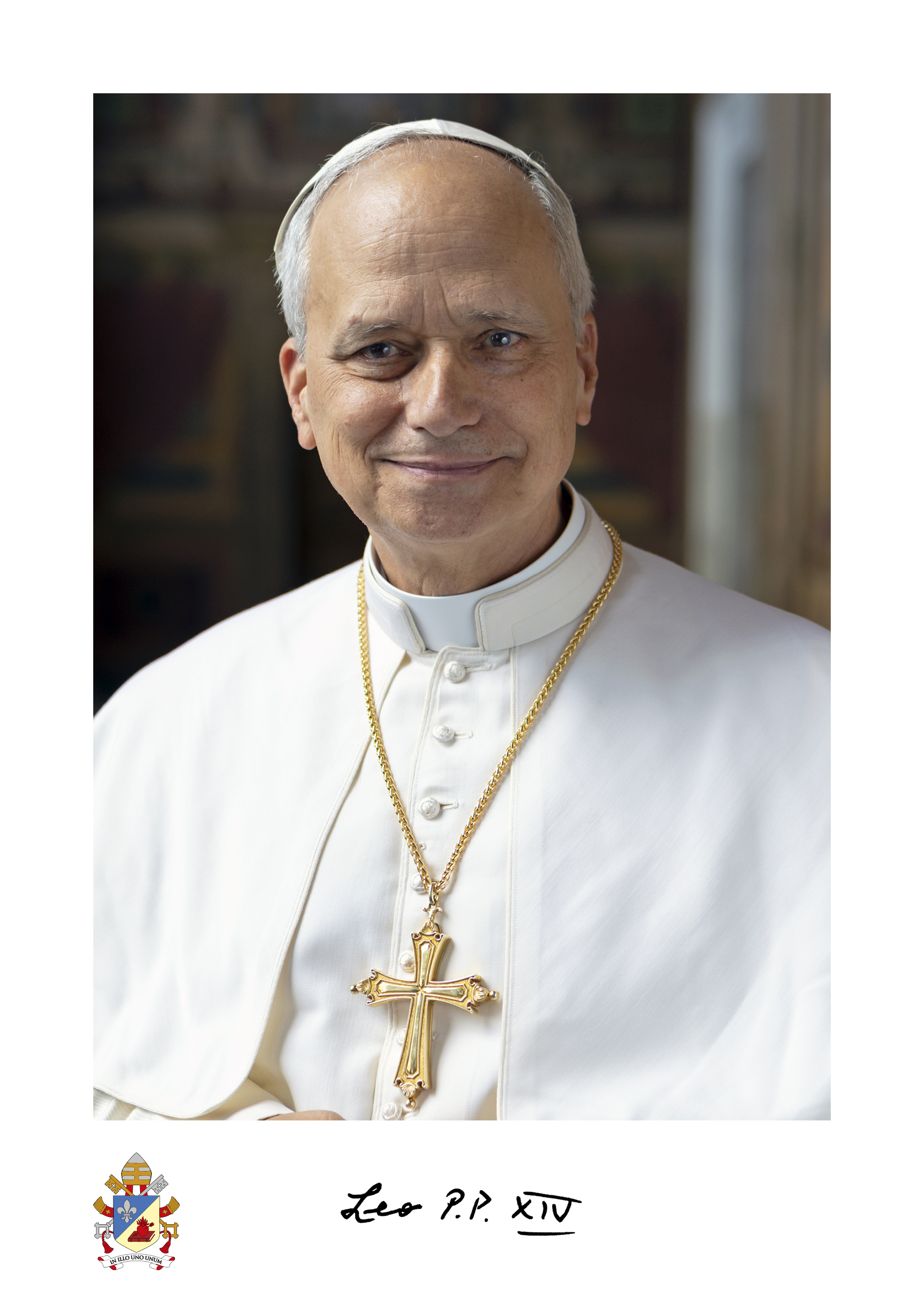Papst Leo XIV trägt weiße Kleidung und das goldene Papst-Kreuz und lächelt in die Kamera.