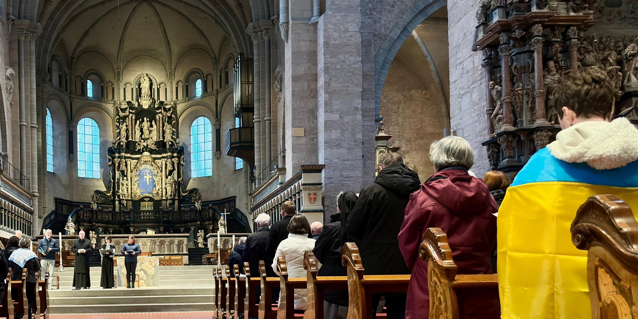 Die Menschen im Dom beten für einen gerechten Frieden in der Ukraine