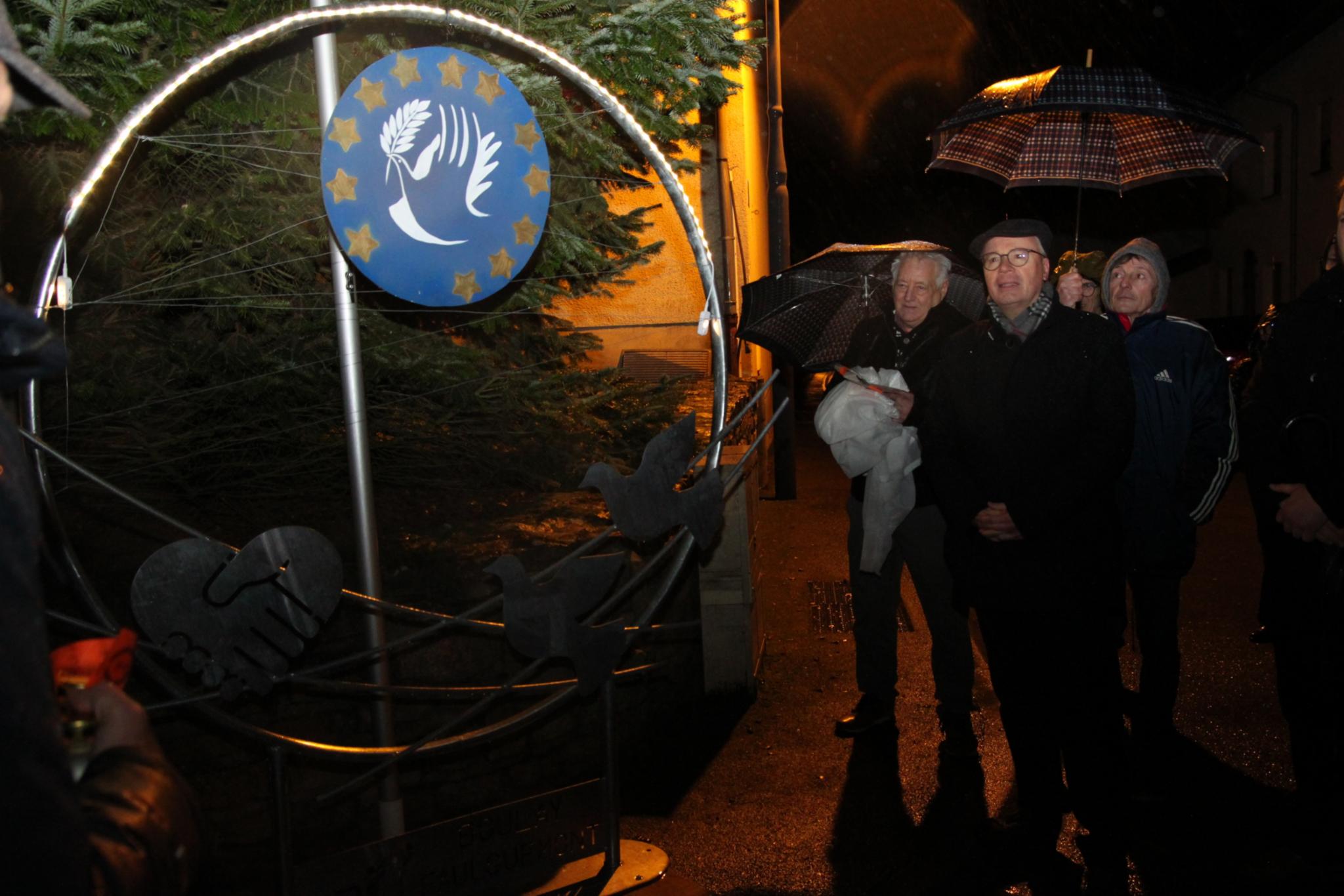 Bischof Ackermann am neuen Friedensdenkmal in Leidingen.