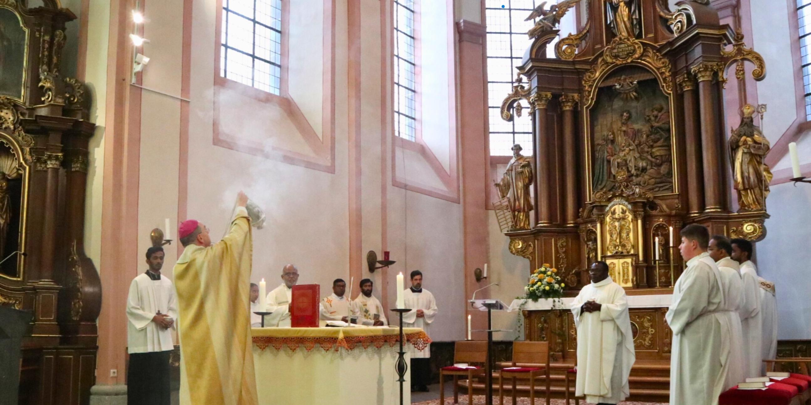 Dem Gottesdienst zum Gedenken an den 75. Todestag von Pater Johannes Maria Haw in der Leutesdorfer Pfarrkirche stand Weihbischof Robert Brahm (links) vor