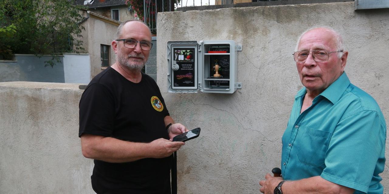 Jens Dlugaiczyk (links) und Manfred Ostermann an der Cachebox nahe der ehemaligen Synagoge.