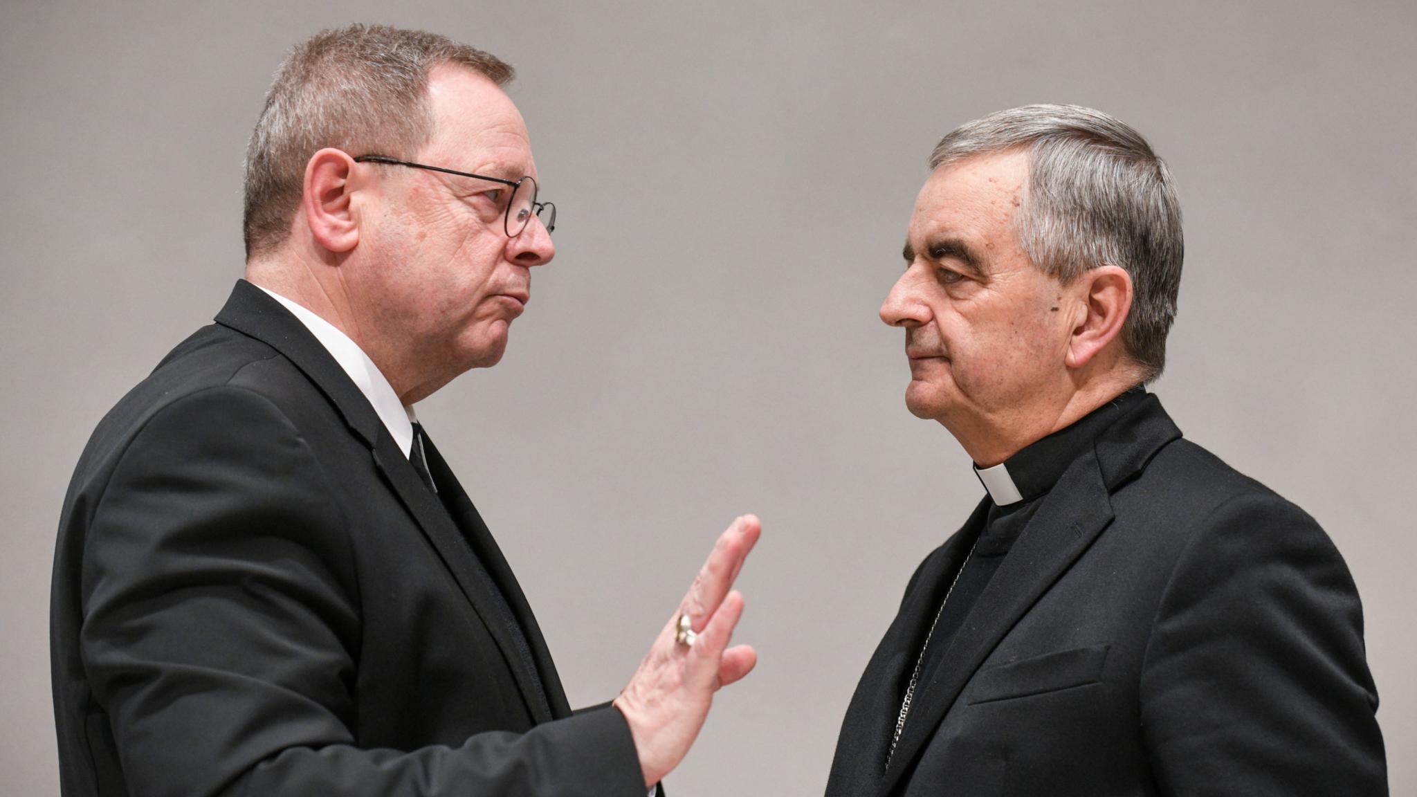 Bischof Georg Bätzing (links) und Papstbotschafter Nikola Eterovic bei der Frühjahrsvollversammlung der deutschen Bischöfe.
