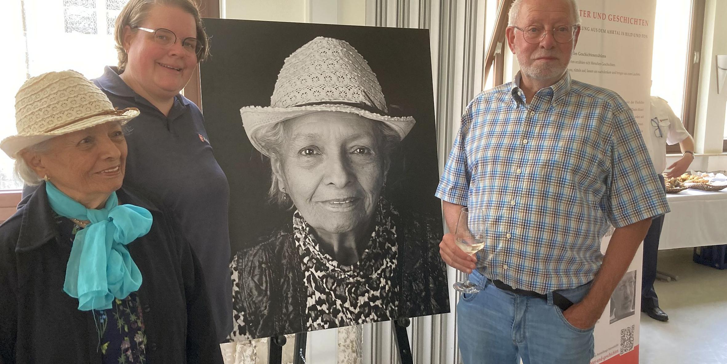 Fotograf Werner Richner (rechts) freut sich über das Interesse der Besucher – genau wie die im Bild portraitierte Irma Günzel (links) und Anke Sattler vom Projektteam der Malteser in Bad Neuenahr.