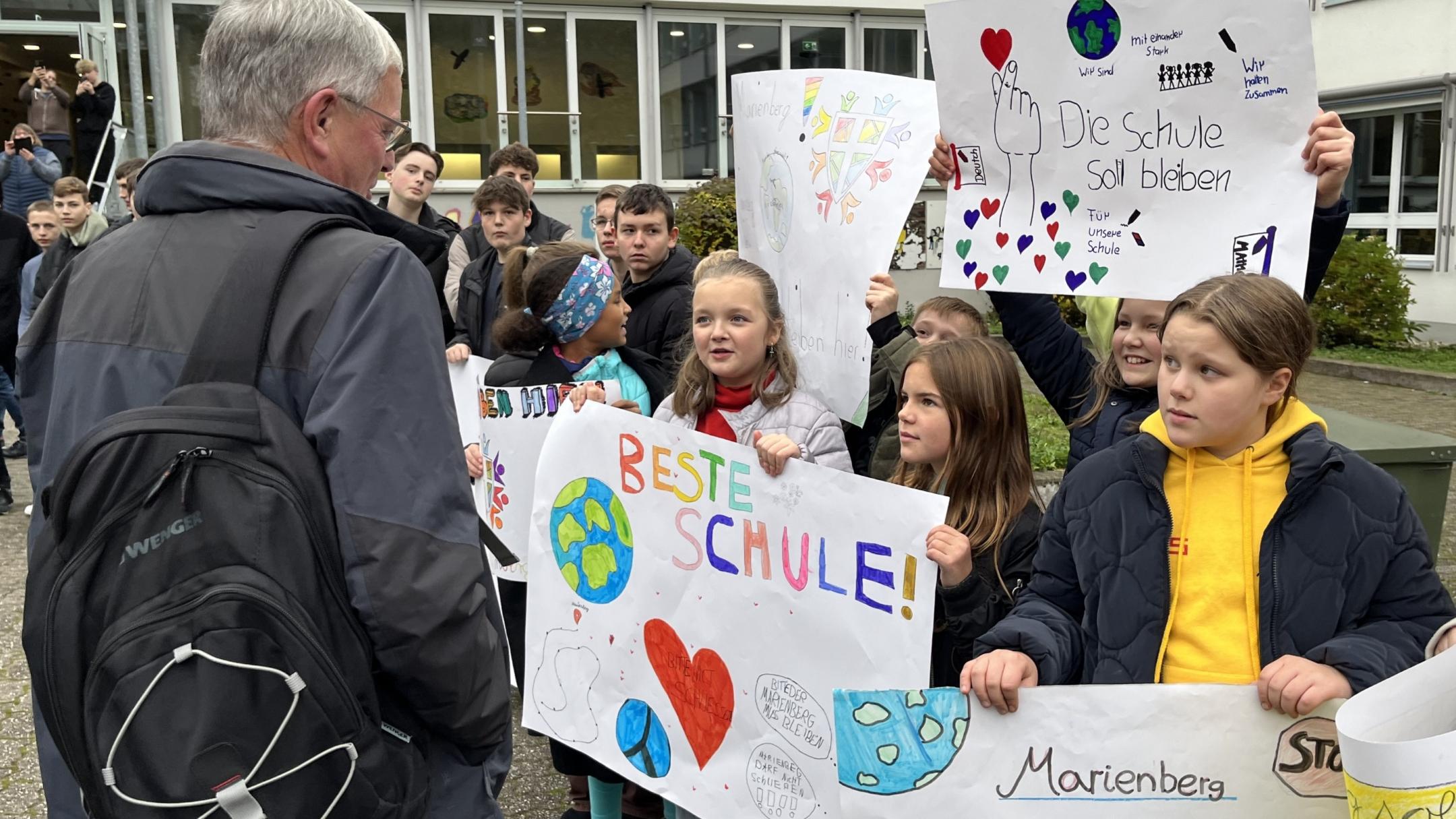 Generalvikar von Plettenberg liest die Forderungen der Schülerschaft der Bischöflichen Realschule am Marienberg in Boppard.