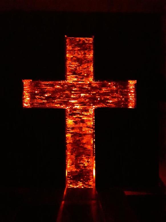 Ein Kreuz - Symbol der Hoffnung - gestaltet aus Scherben zerbrochenen Glases.