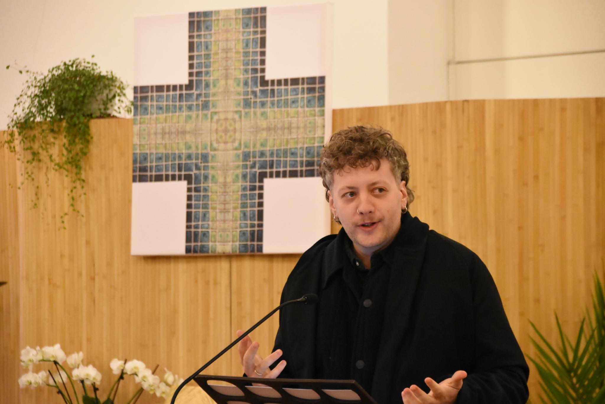 Jannik Panter, Pfarrer der baptistischen 'Kirche die bewegt' bei seiner Predigt im Gottesdienst