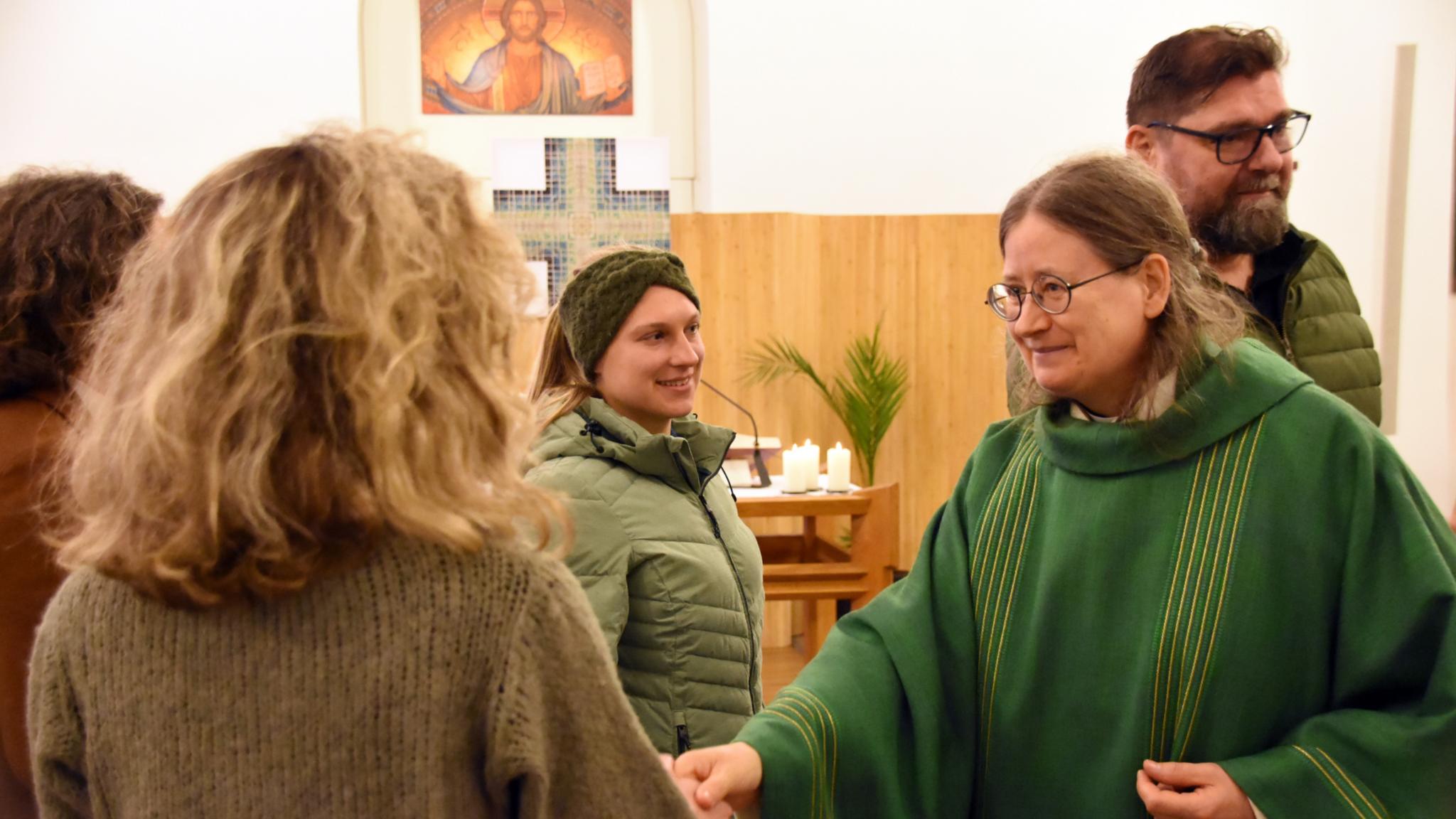 Die altkatholische Pfarrerin Ruth Tuschling beim Friedensgruß im Friedensgottesdienst