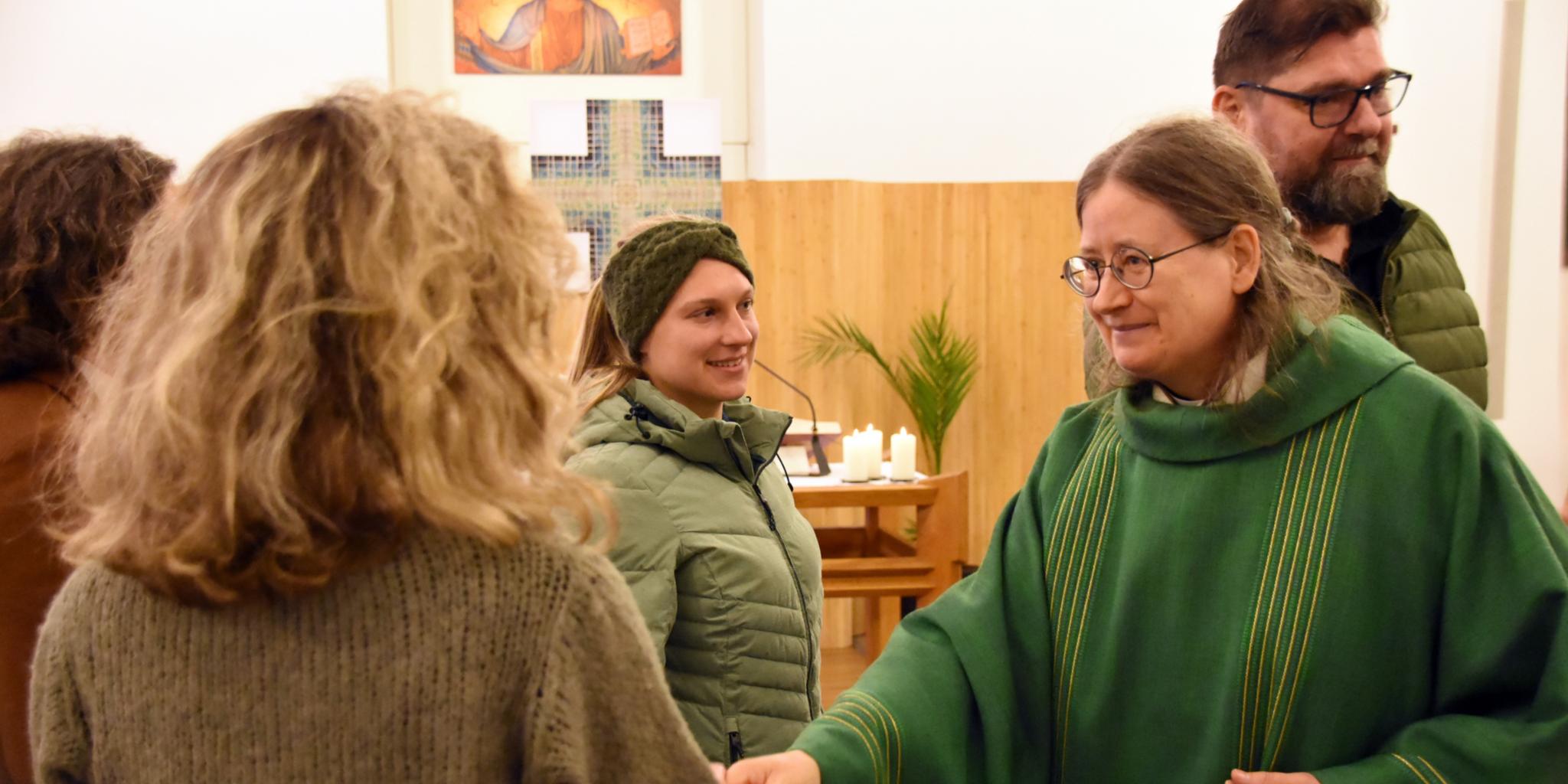 Die altkatholische Pfarrerin Ruth Tuschling beim Friedensgruß im Friedensgottesdienst