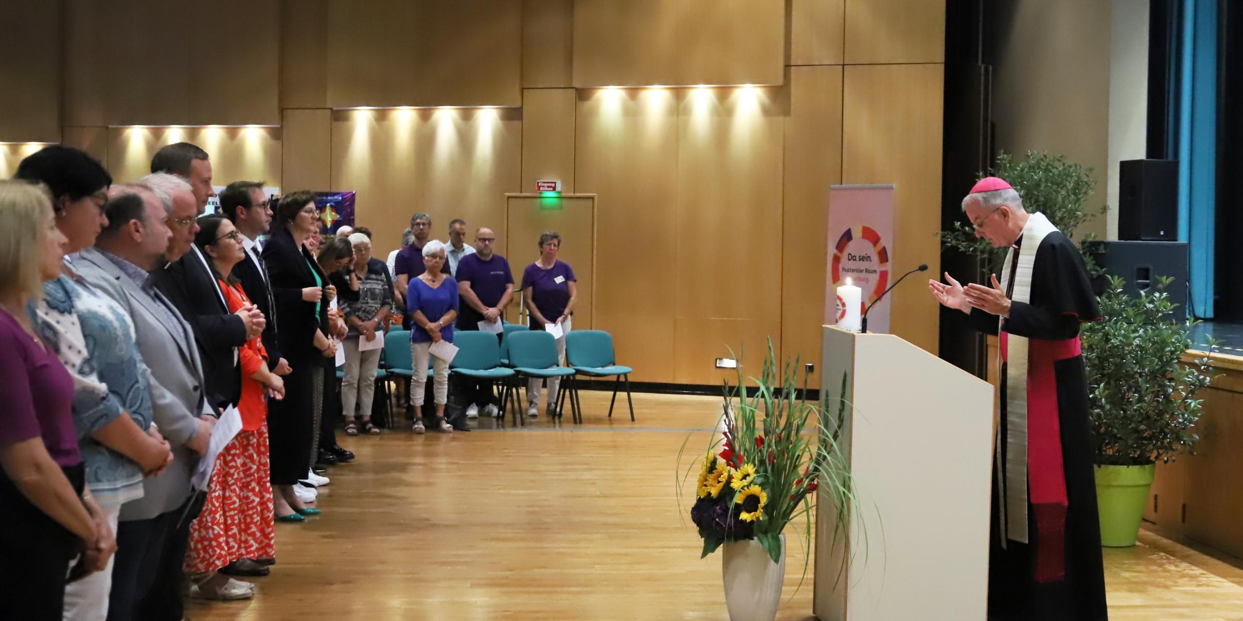 Gemeinsam mit Weihbischof Jörg Michael Peters wurde Gottesdienst gefeiert.