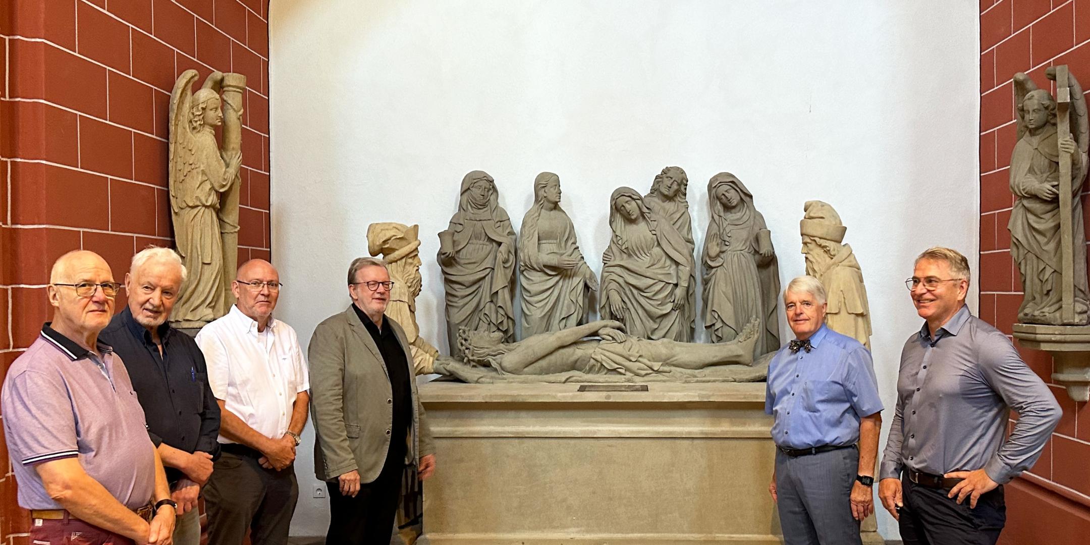 Mitglieder von Verwaltungsrat und Kuratorium mit Restaurator Lutgen (rechts) an der Grablegungsgruppe